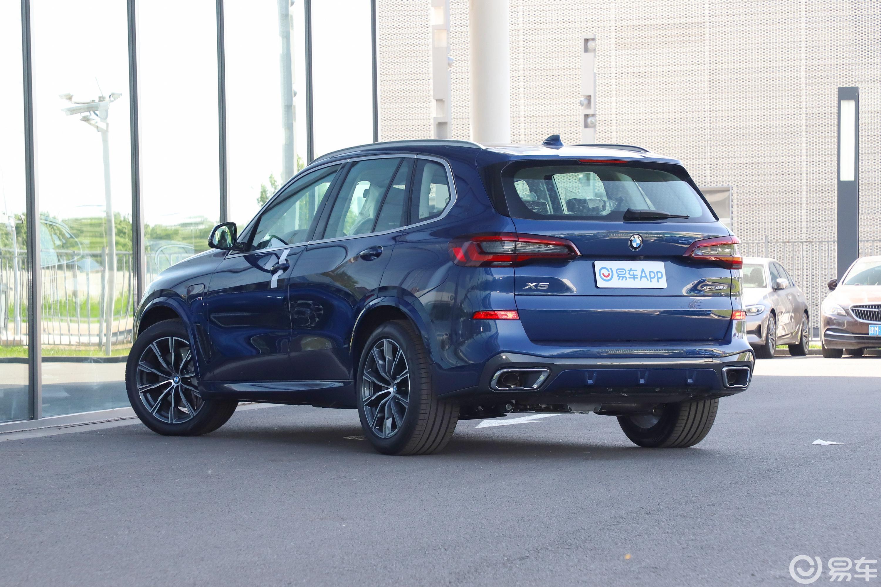 【宝马x5 插电混动2020款xdrive45e m运动套装侧后45度车头向左水平