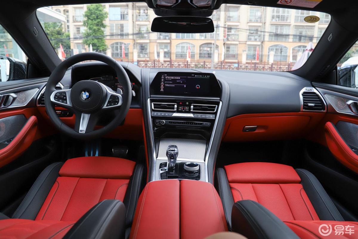【宝马8系2019款双门轿跑车 840i m运动套装内饰全景正拍汽车图片