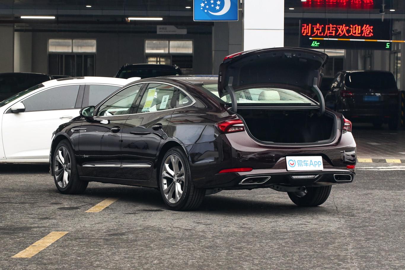 君越avenir 艾维亚旗舰型后备厢开启45度侧拍