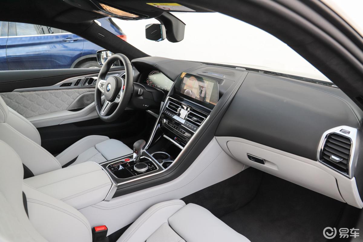 【宝马m82019款m8 双门轿跑车 雷霆版内饰全景副驾驶员方向汽车图片