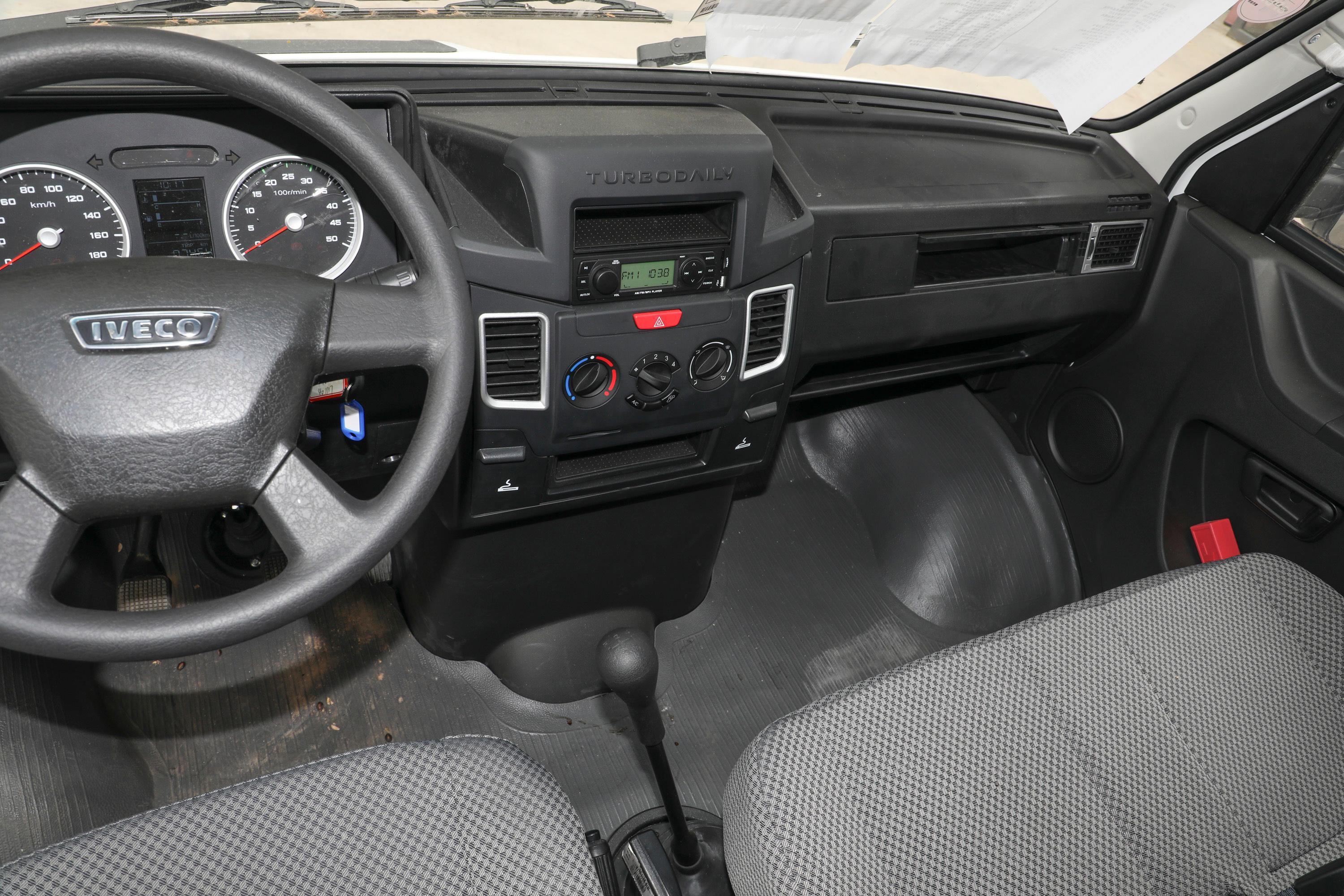 2020款 依维柯得意 厢货 v40 2.8t 手动 中顶双胎 3座 国vi内饰