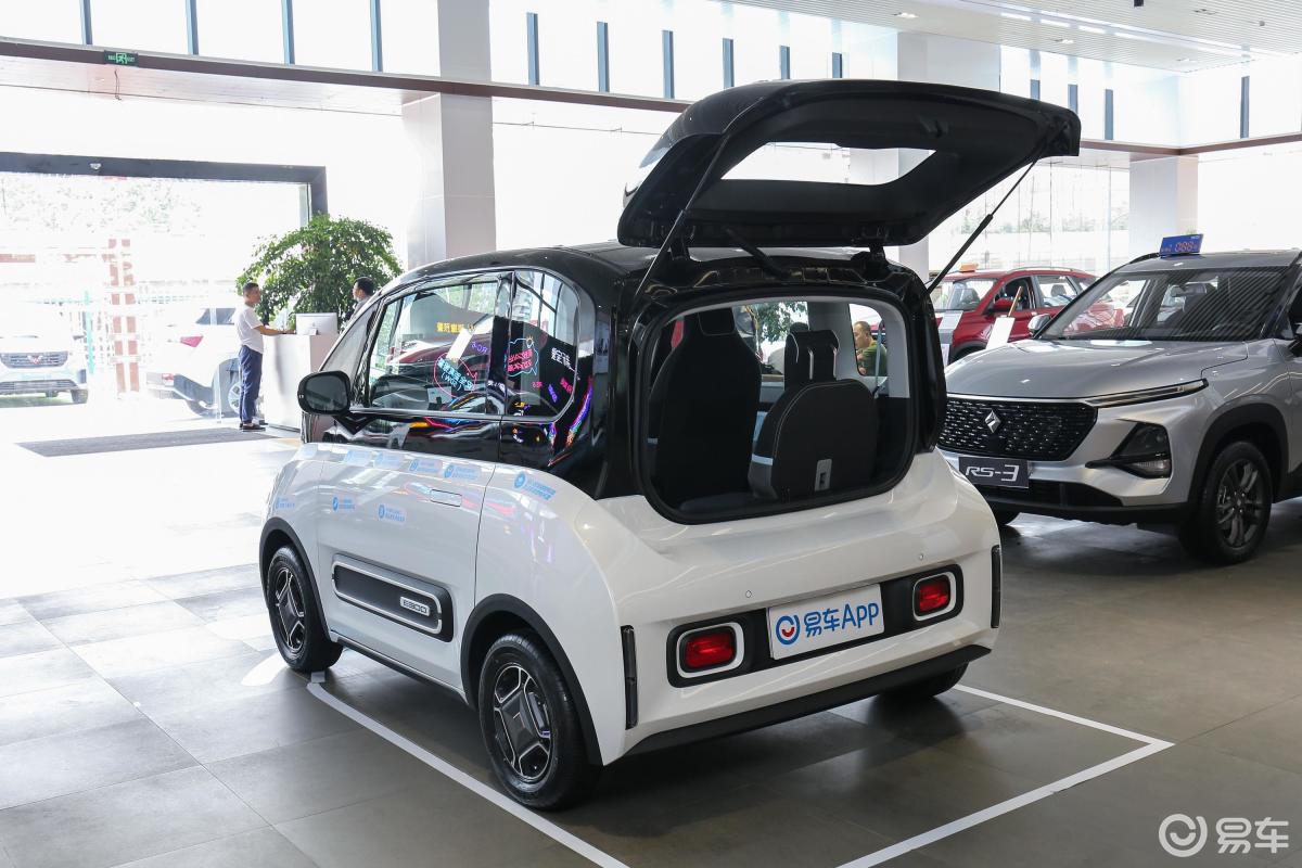 【宝骏e3002020款星际智行版 3座后备厢开启 45 度侧拍汽车图片-汽车