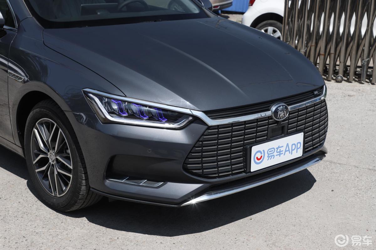 【秦pro新能源2019款ev 超能版 高功率版 智联领耀型前格栅侧俯拍汽车