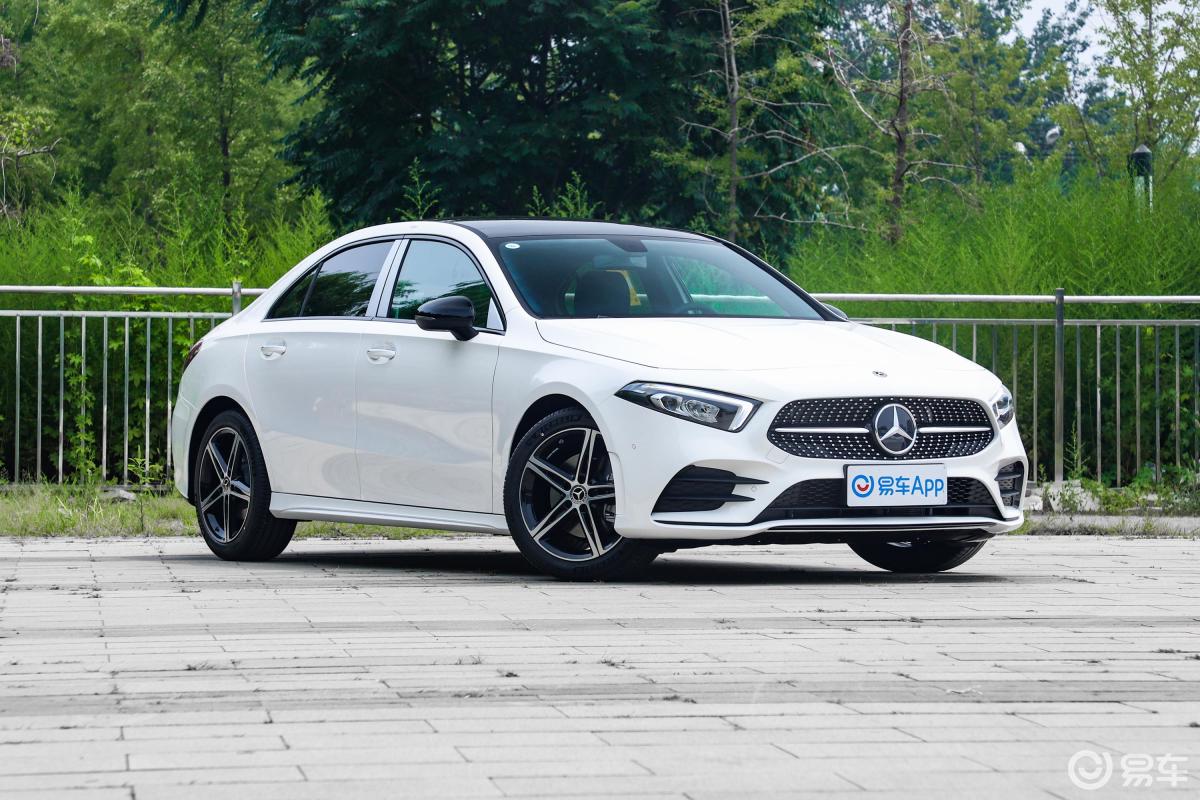 【奔驰a级2020款改款 a 220 l 4matic 运动轿车侧前45度车头向右水平
