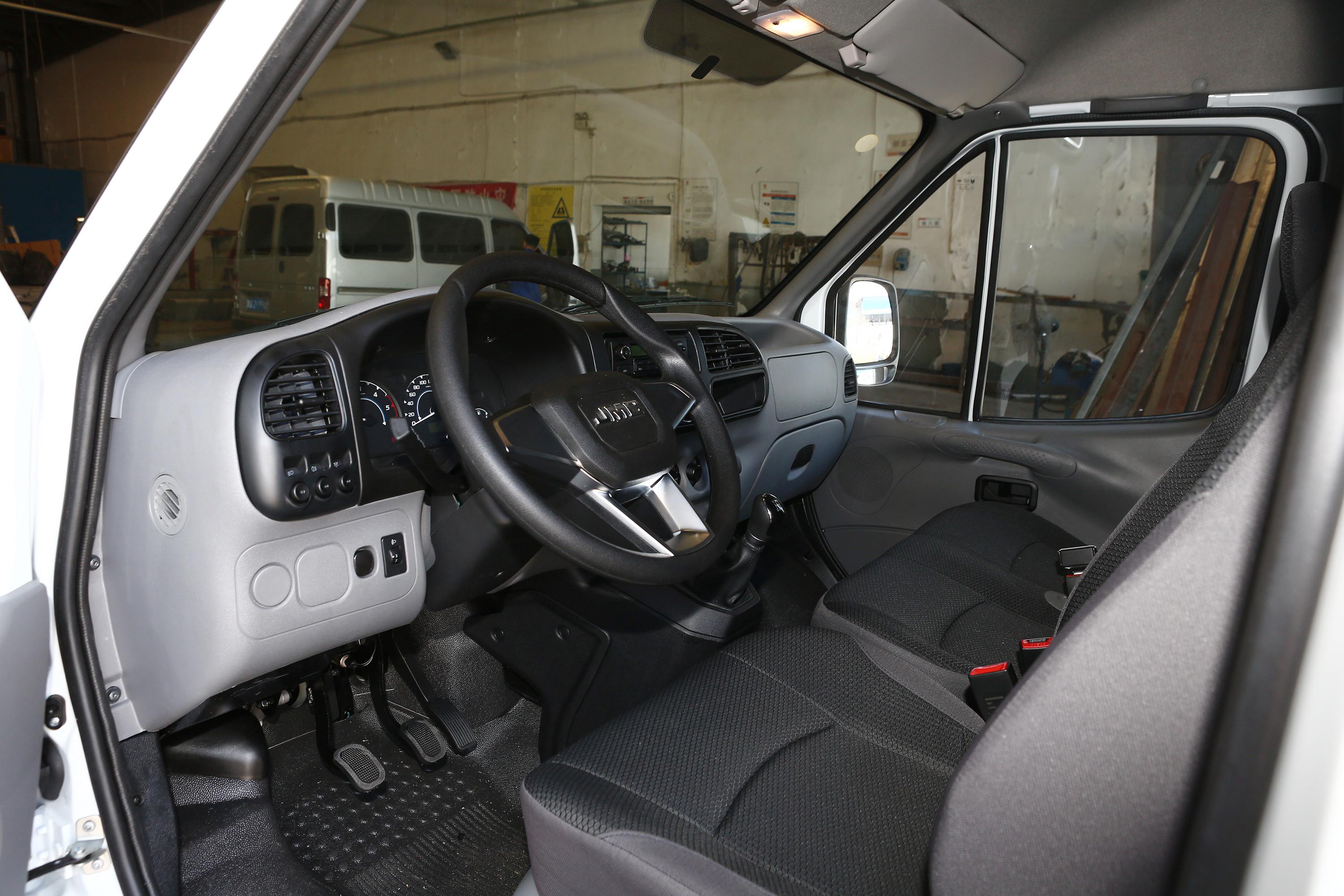 2019款特顺28t长轴中顶商运型3座国vi