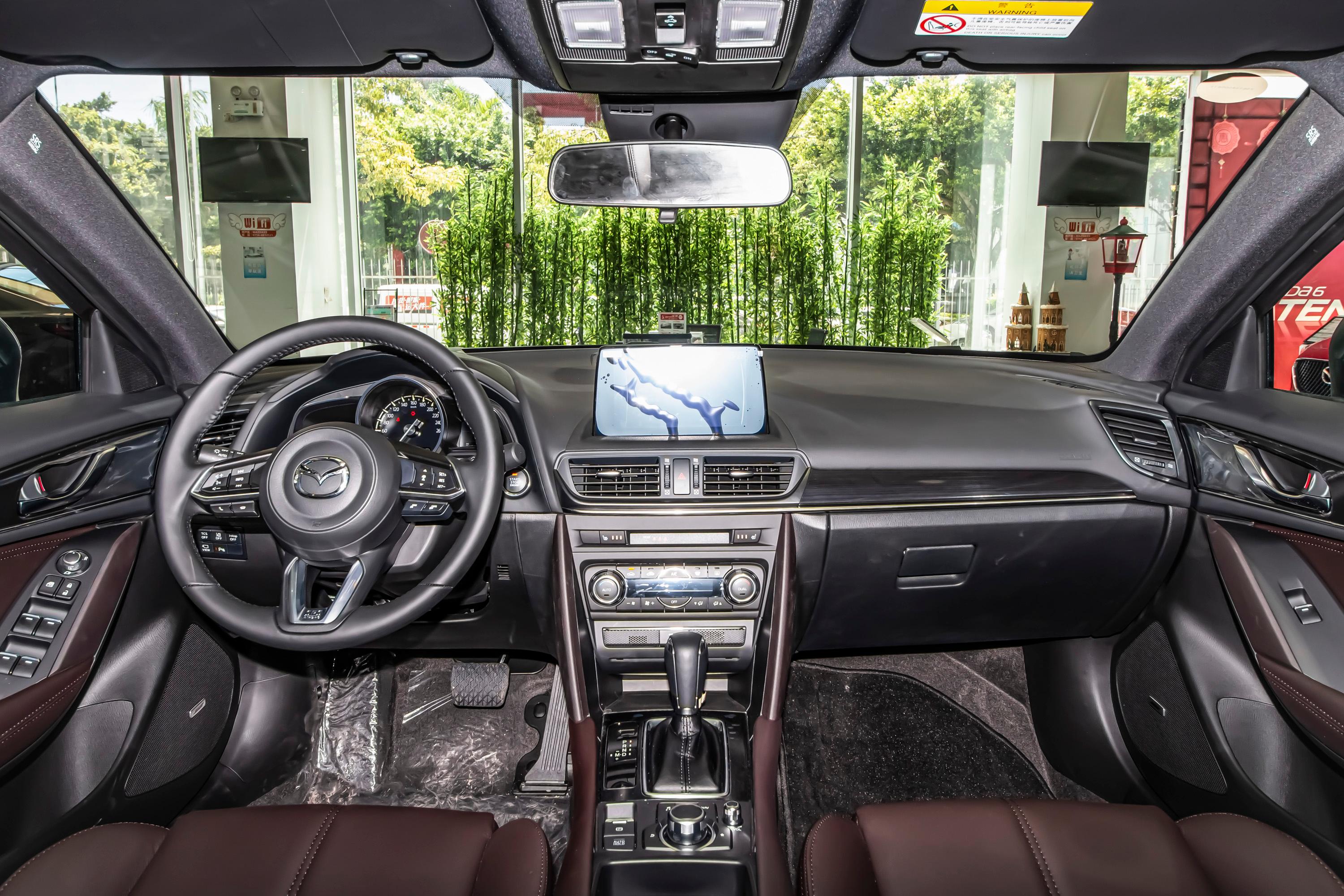 2021款 马自达cx-4 2.5l 手自一体 四驱 蓝天无畏版内饰