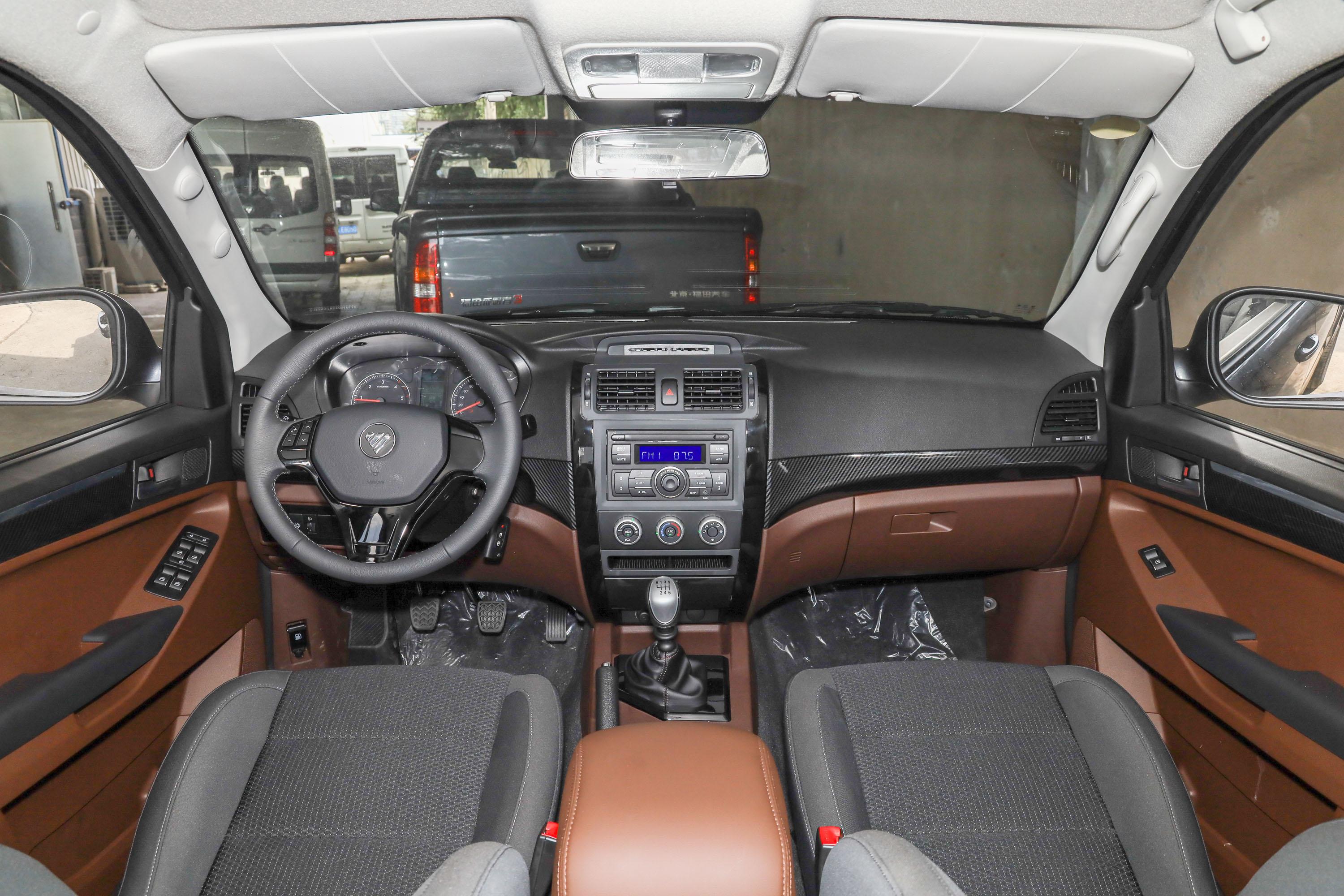 0t 手动 两驱 长轴平箱 乐享型 柴油内饰