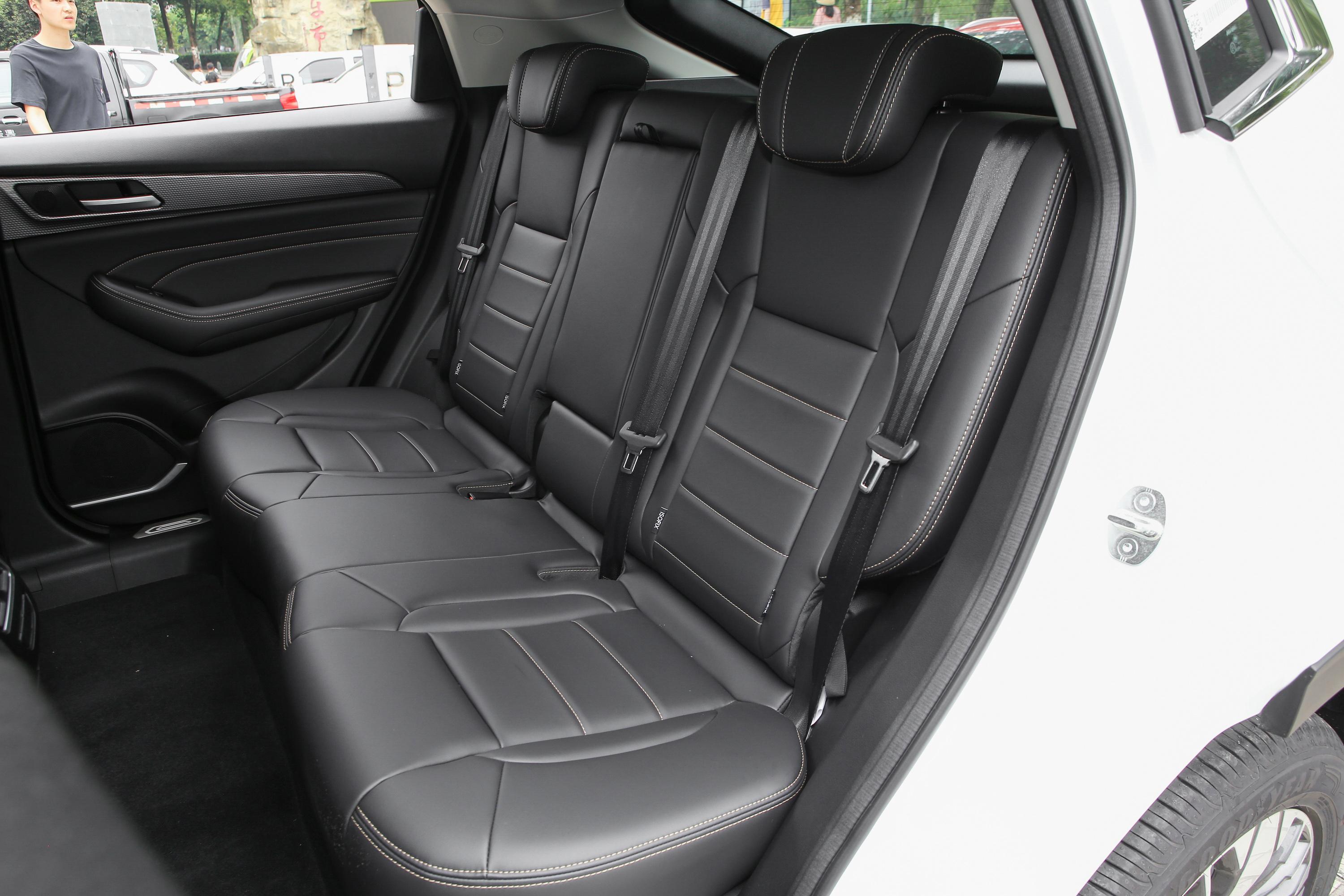 2021款 哈弗f7x 2.0t 双离合 两驱 极智潮玩版空间