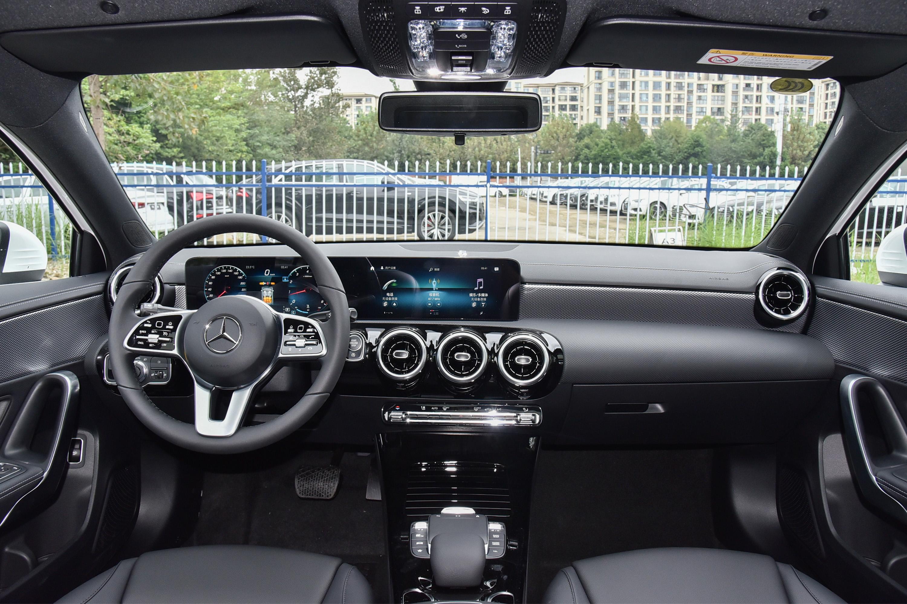 2021款 奔驰a级 a 180 l 运动轿车内饰