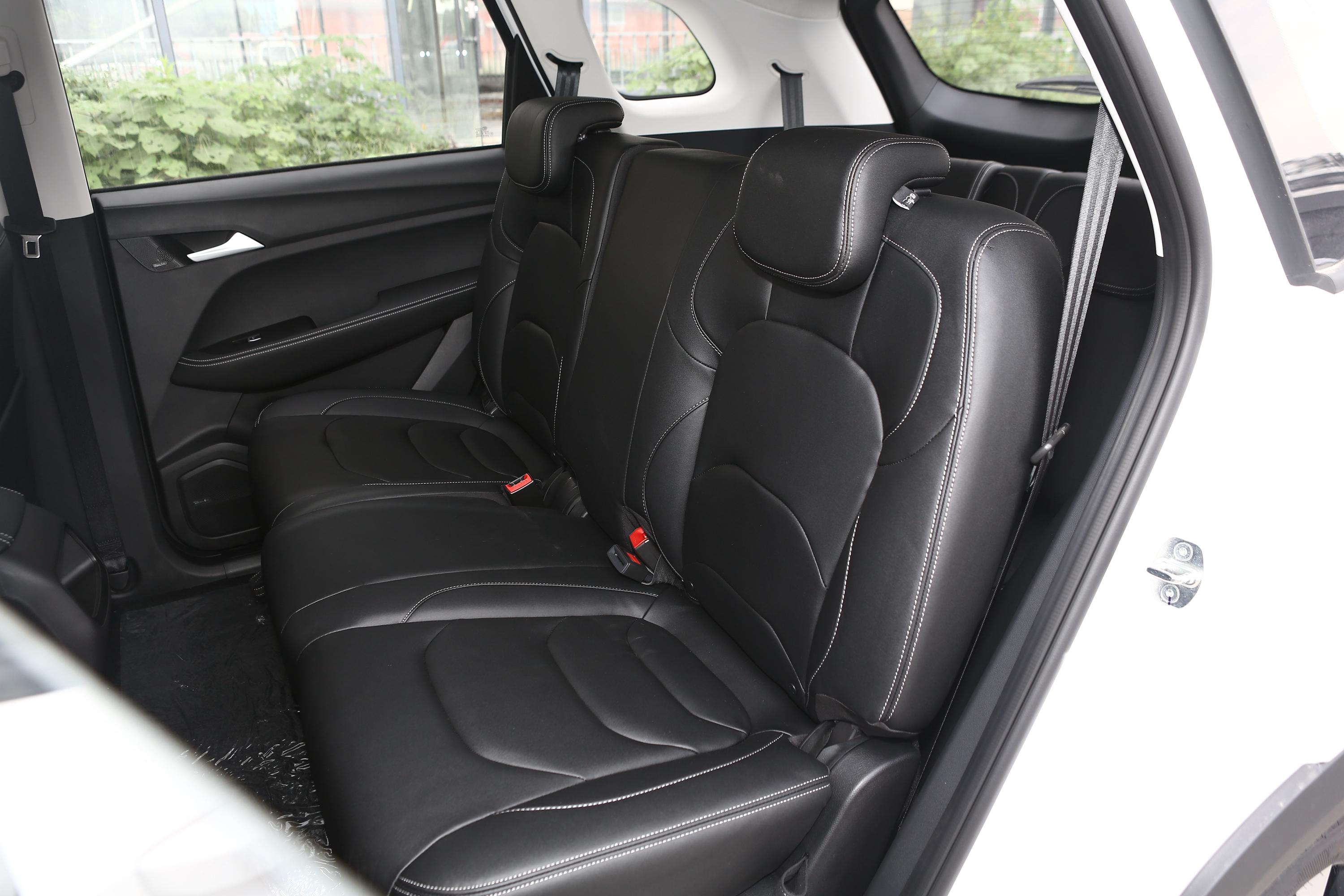 2021款 宝骏530 全球车周年纪念版 1.5t 手动 豪华型 7座空间