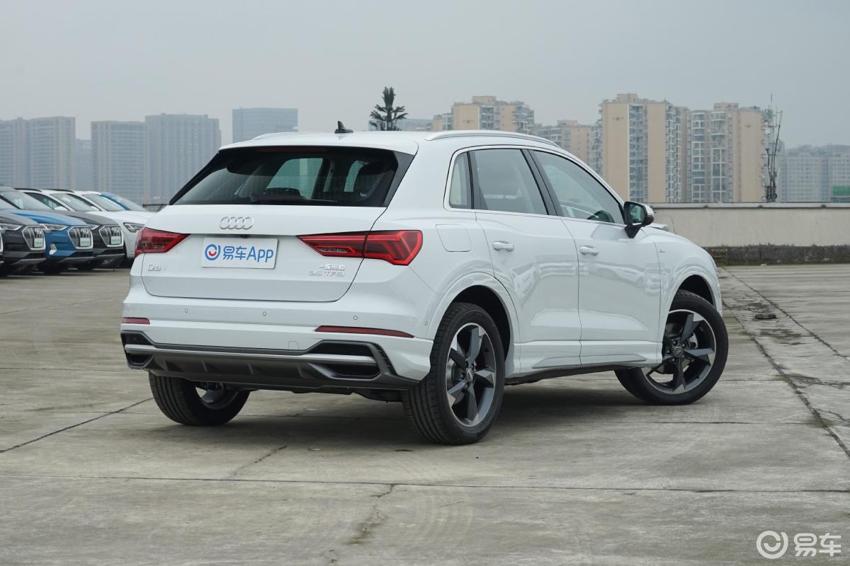 【奧迪q32021款35 tfsi 時尚動感型側後45度車頭向右水平汽車圖片