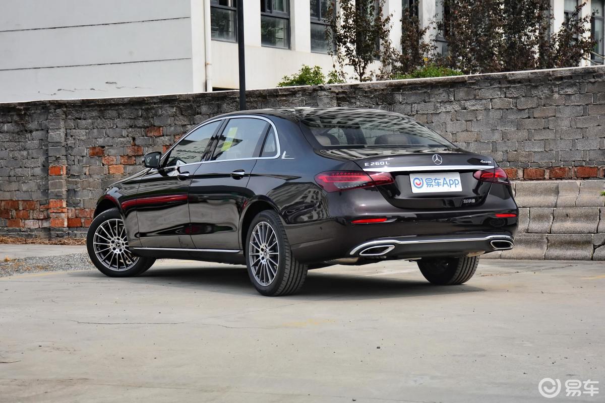 【奔驰e级2021款e 260 l 4matic侧后45度车头向左水平汽车图片-汽车
