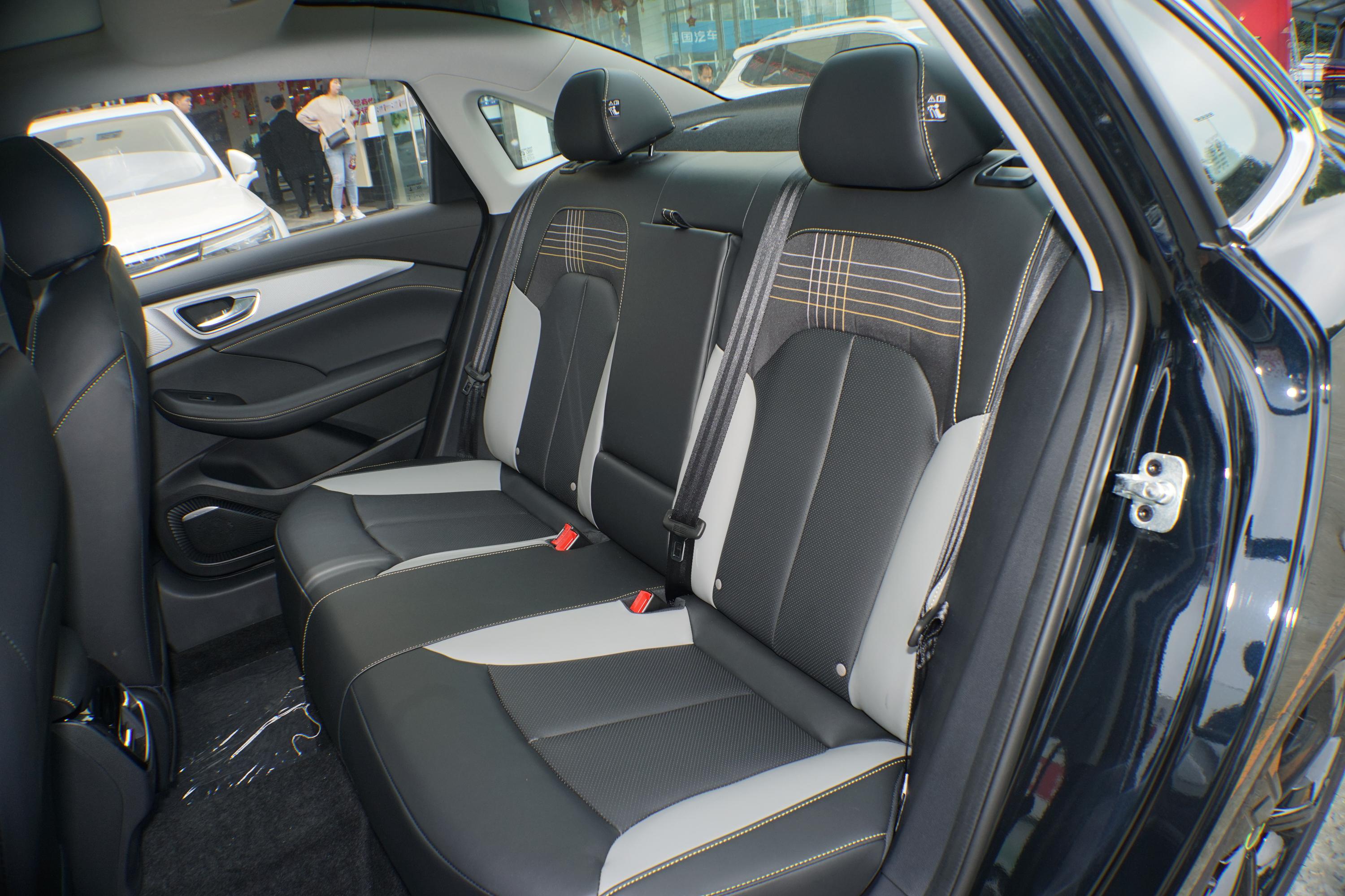 2020款荣威i6max300tgi双离合爽酷天幕版