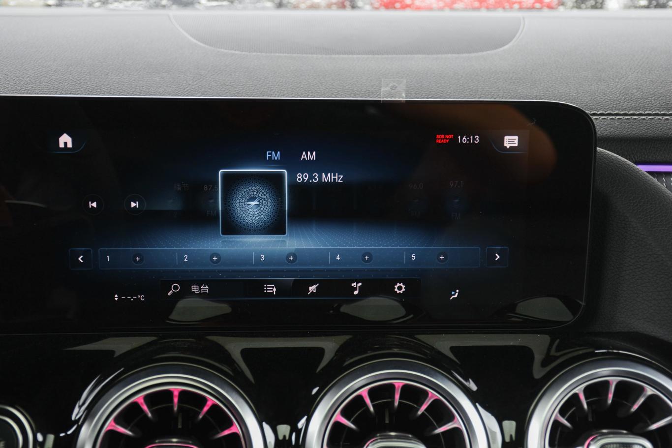 奔驰glagla 200 4matic音响