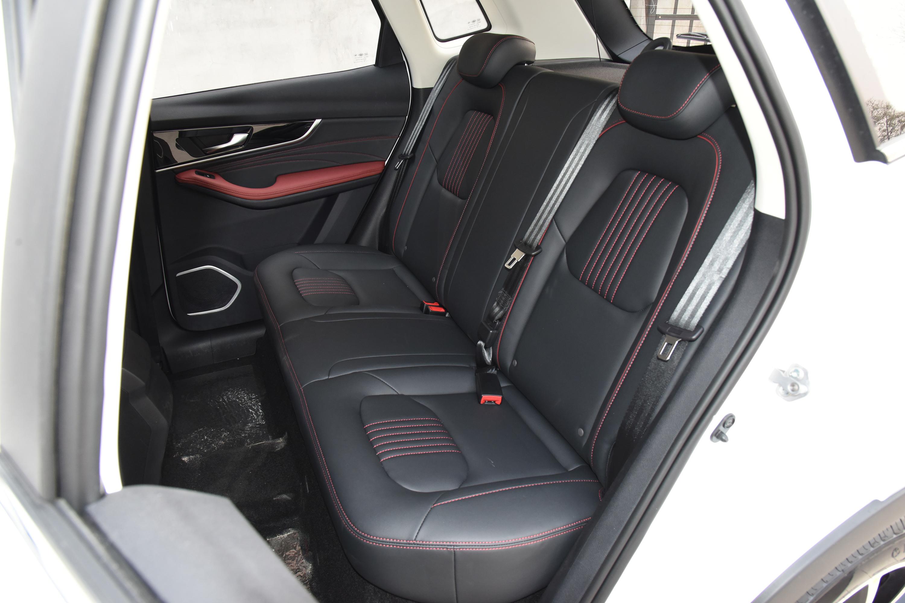 2021款 奔腾t33 1.2t 手动 互联智酷版空间