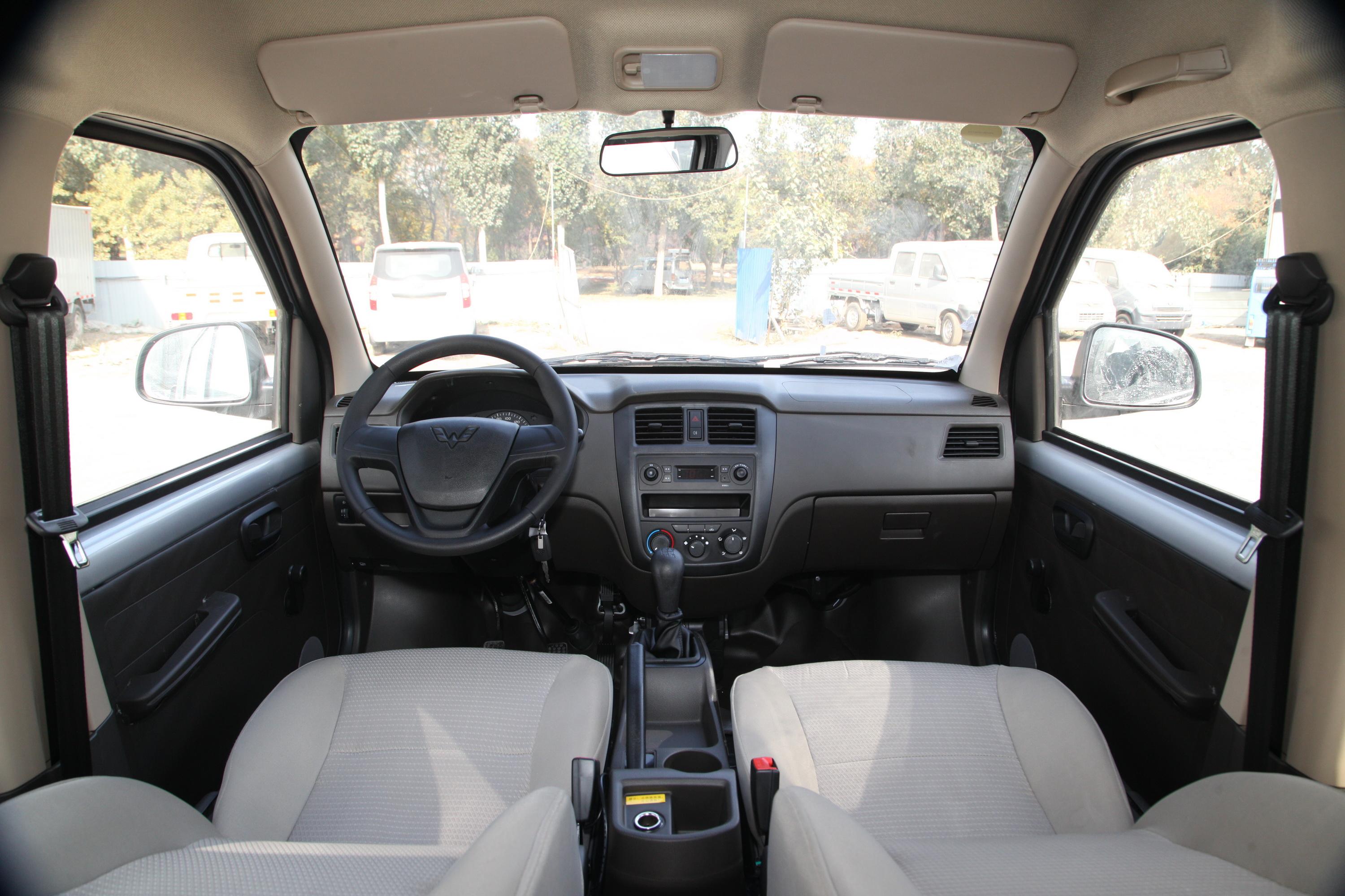 2021款 五菱荣光s 1.2l 基本型 5座 国vi内饰