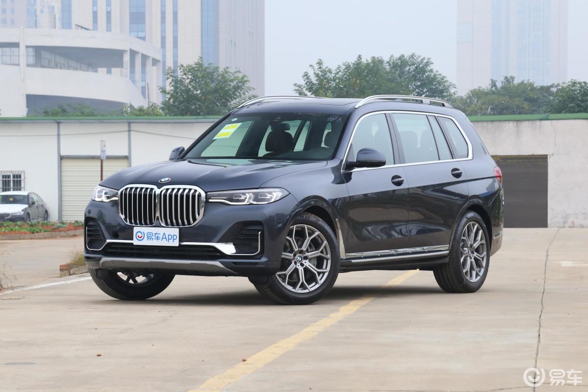 【宝马x72021款xdrive40i 领先型 豪华套装侧前45度车头向左水平汽车