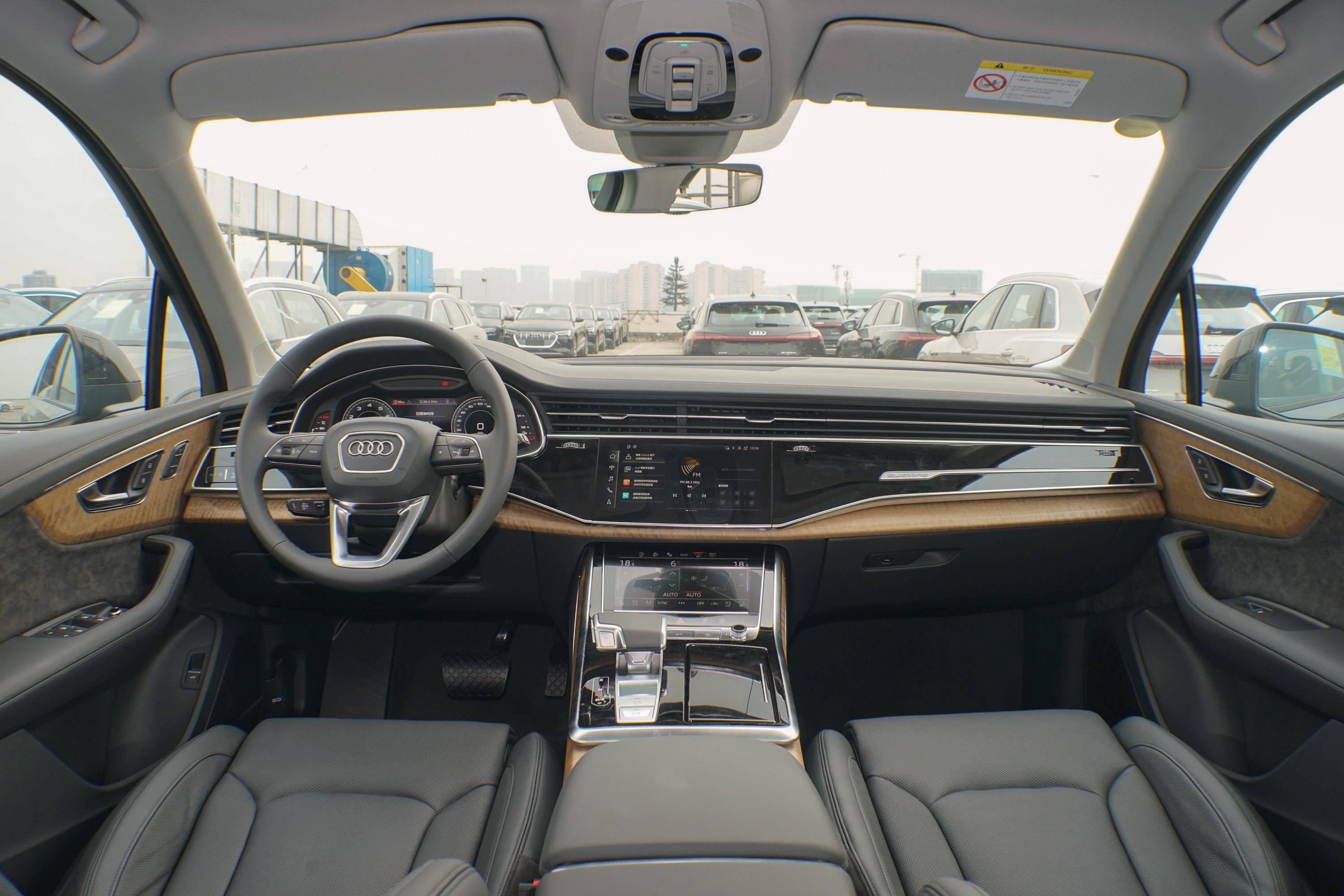 2021款 奥迪q7 55 tfsi quattro s line 尊贵型内饰