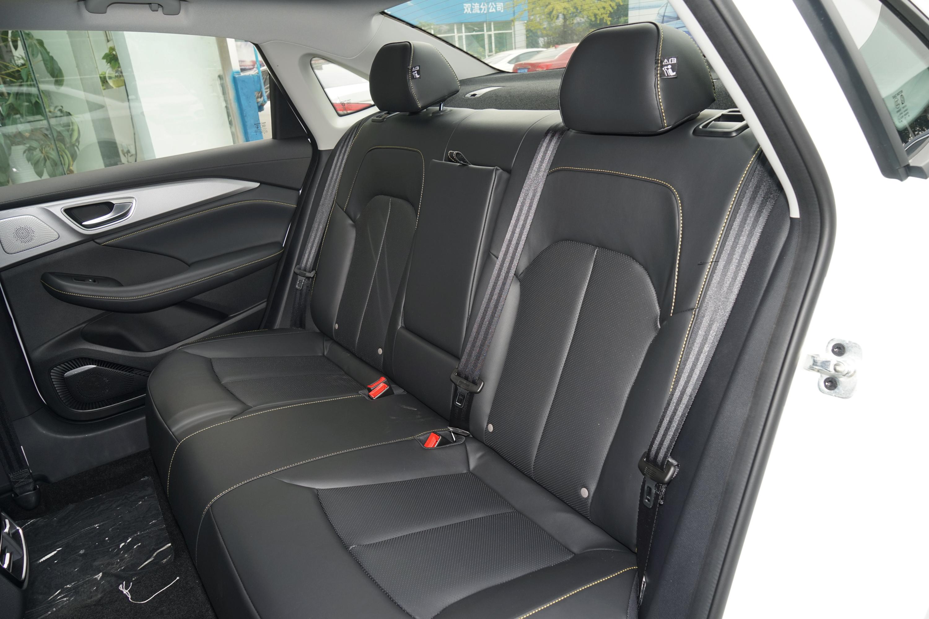 2020款 荣威i6 max 300tgi 双离合 爽酷版空间