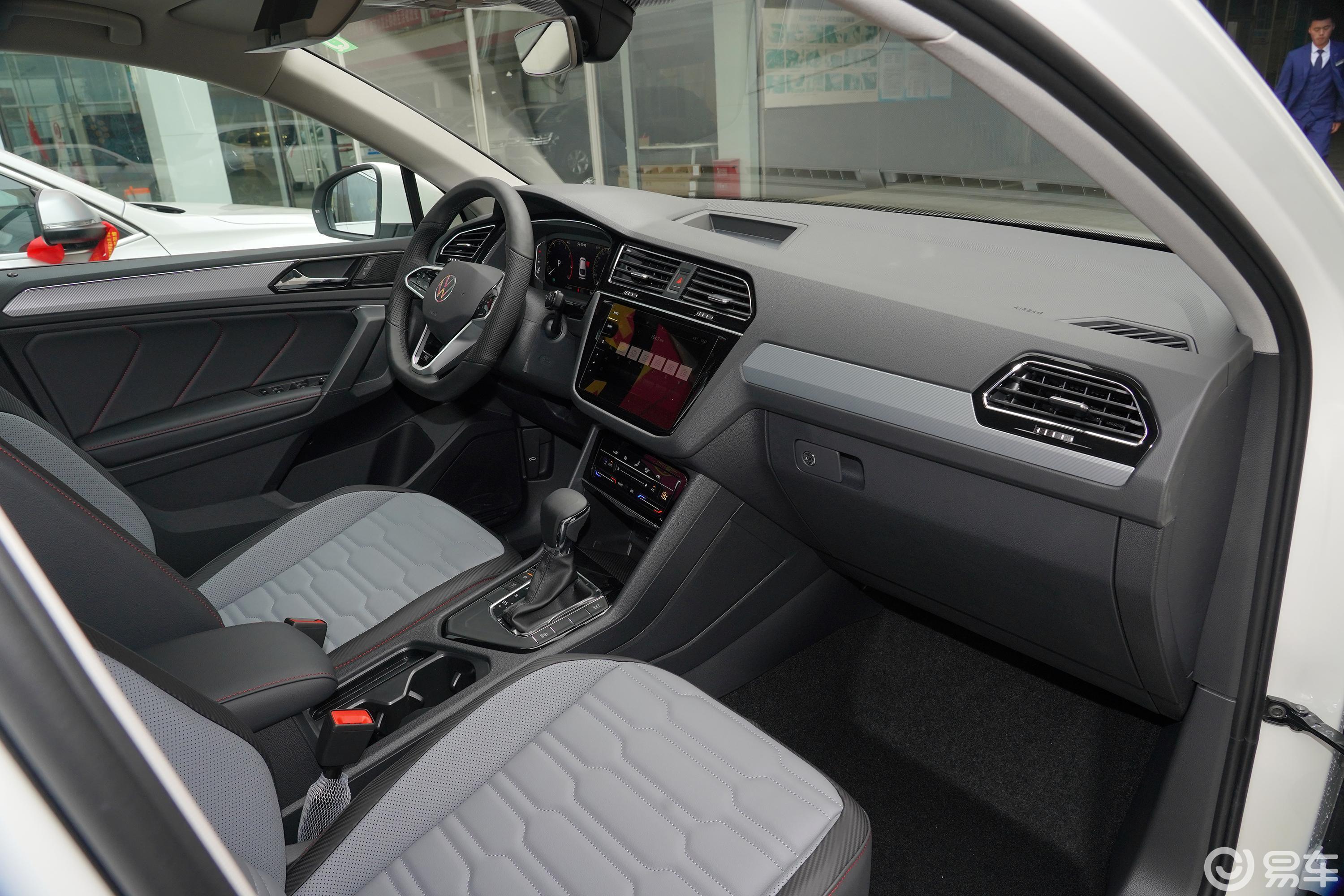 【途观x2021款330tsi 双离合 两驱 越享版内饰全景副驾驶员方向汽车