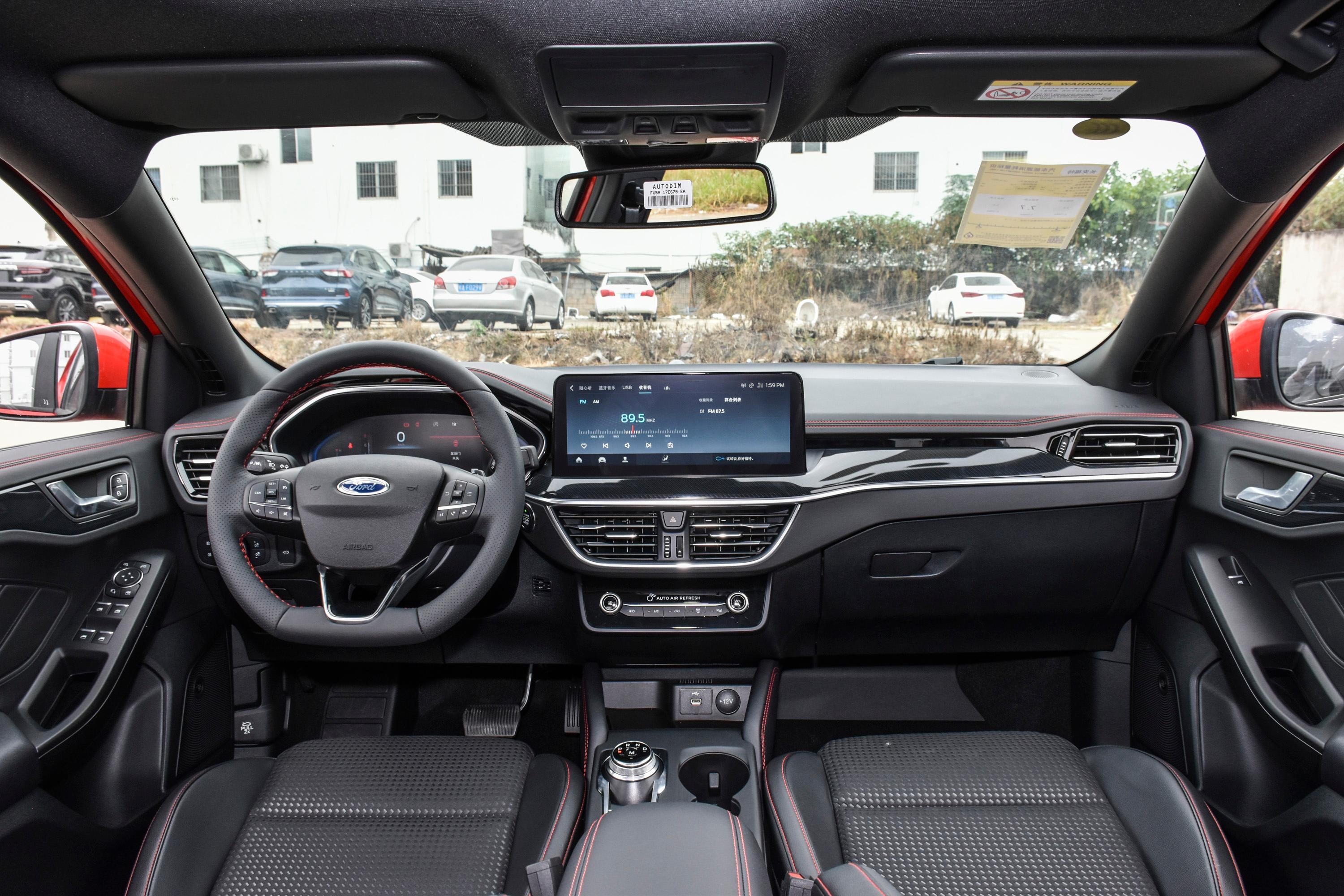 2021款 福克斯 三厢 ecoboost 180 手自一体 st line内饰