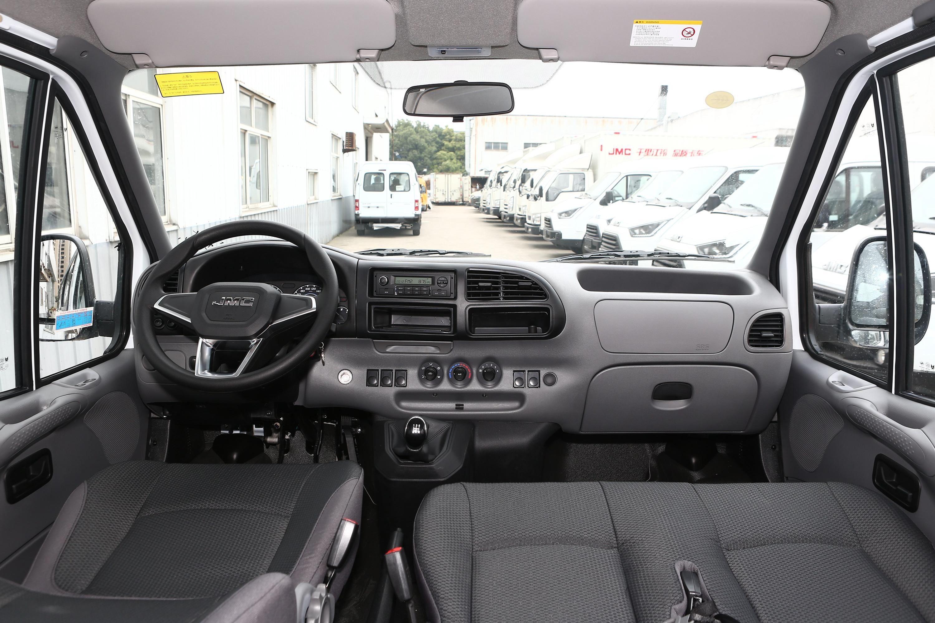 2019款 特顺 2.8t 长轴中顶 商运型 8座 国vi内饰