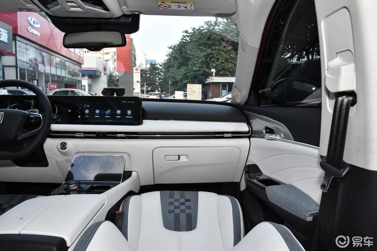 【奔腾e012020款空间曲率型副驾驶位区域汽车图片-汽车图片大全】