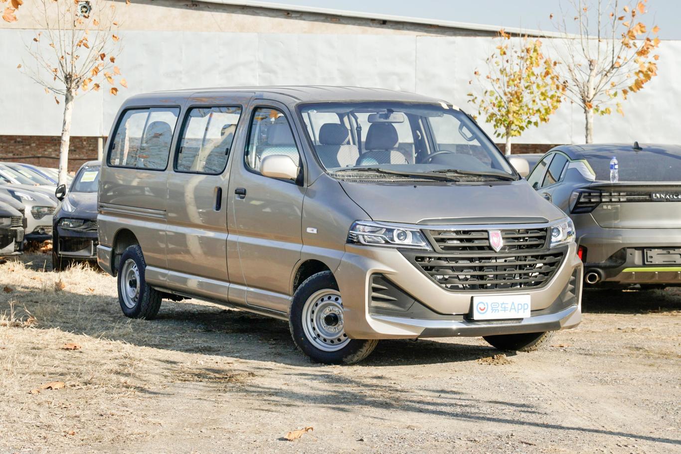 金杯海狮王商务王 2.0l 手动 标准顶 舒享型 9座侧前45度车头向右水平