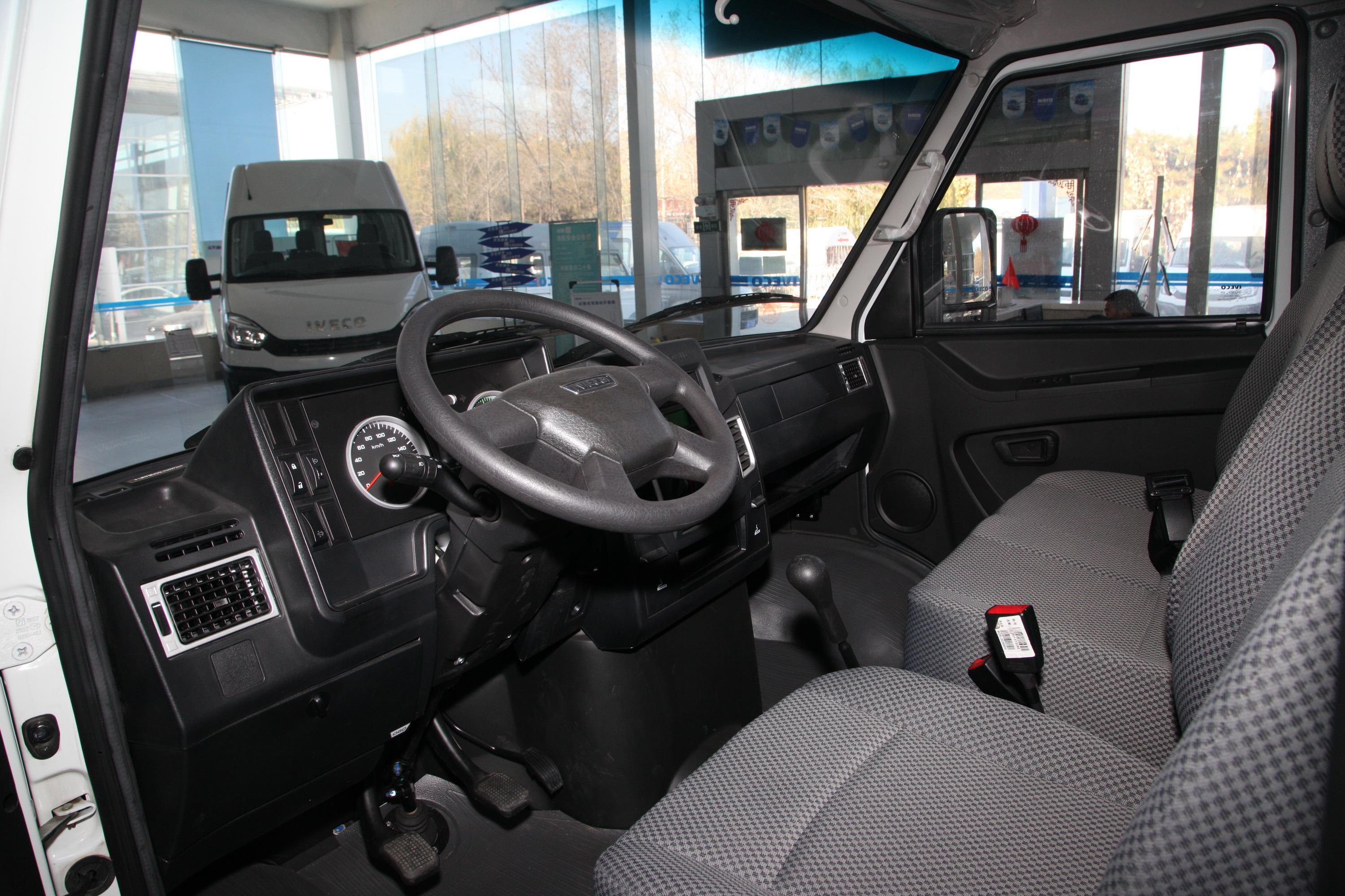 2020款依维柯得意厢货v3528t手动中顶双胎3座国vi