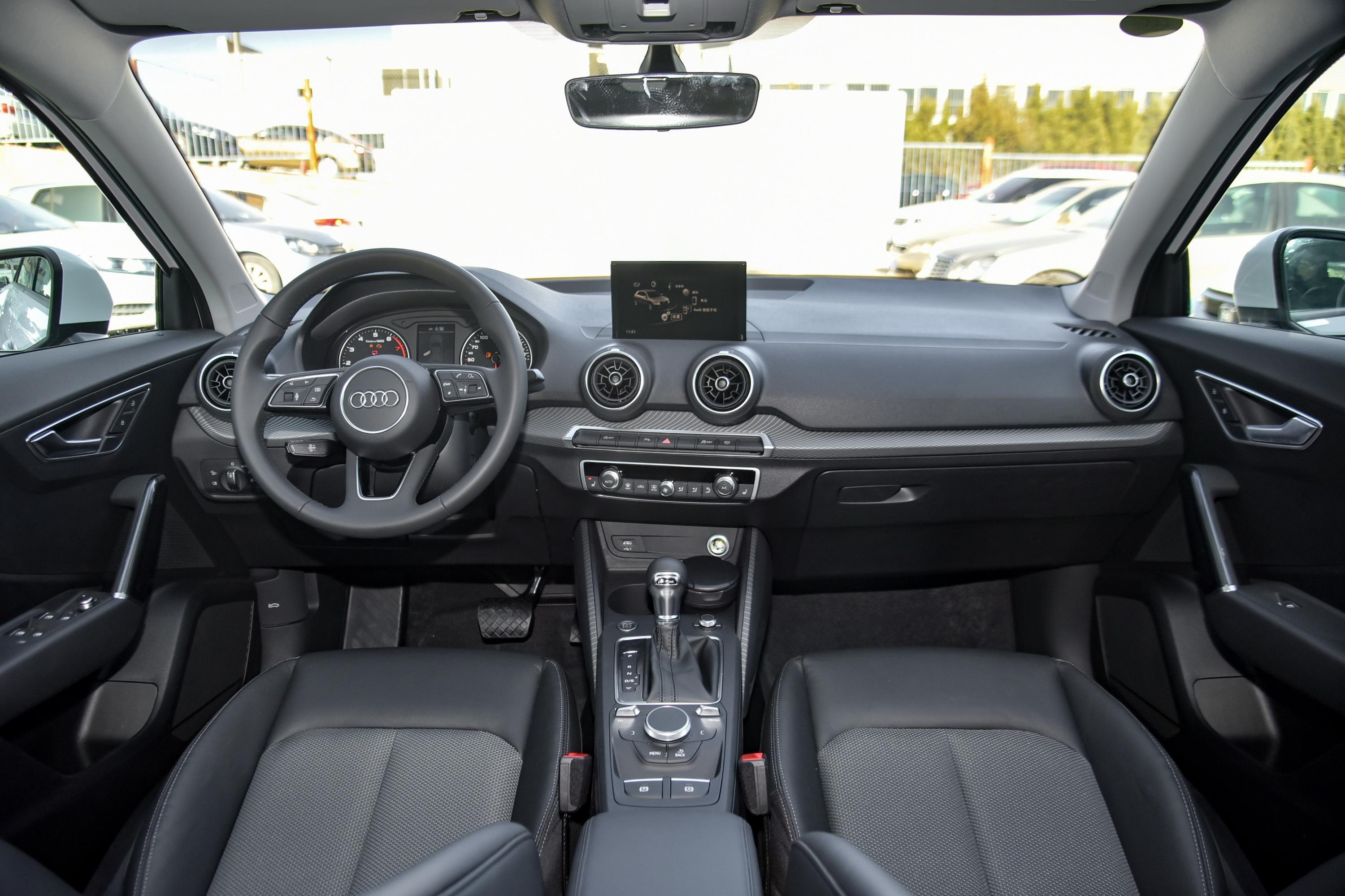 2021款 奥迪q2l 35 tfsi 时尚致雅型内饰