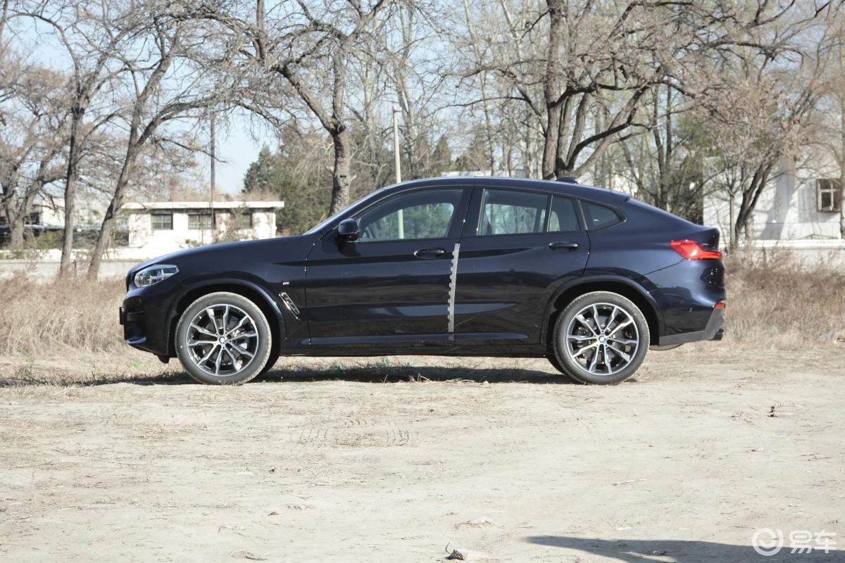 【宝马x42021款xdrive 25i m运动曜夜套装正侧车头向左水平汽车图片