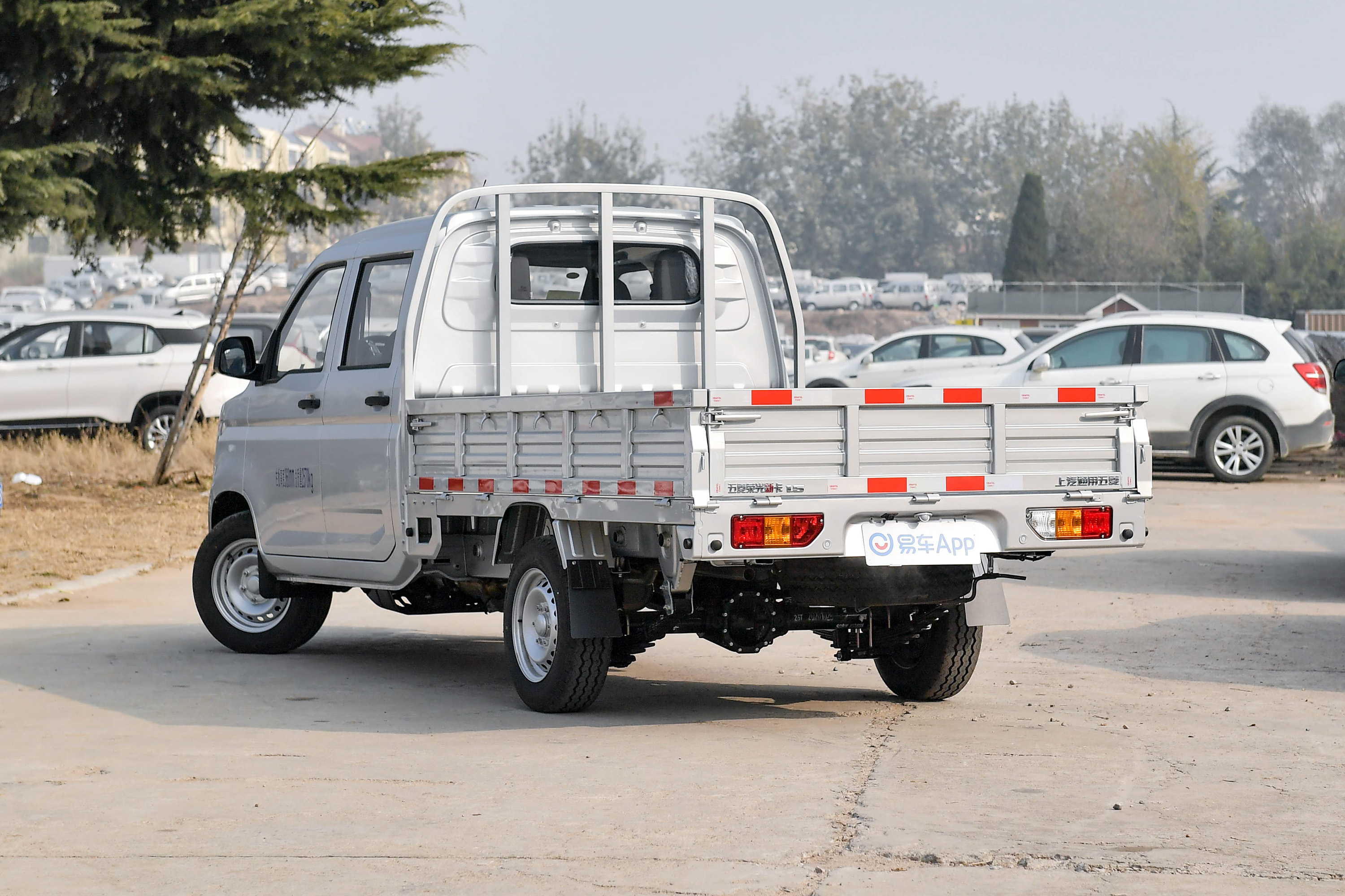 2021款五菱荣光新卡汽车下乡版15l手动双排基本型