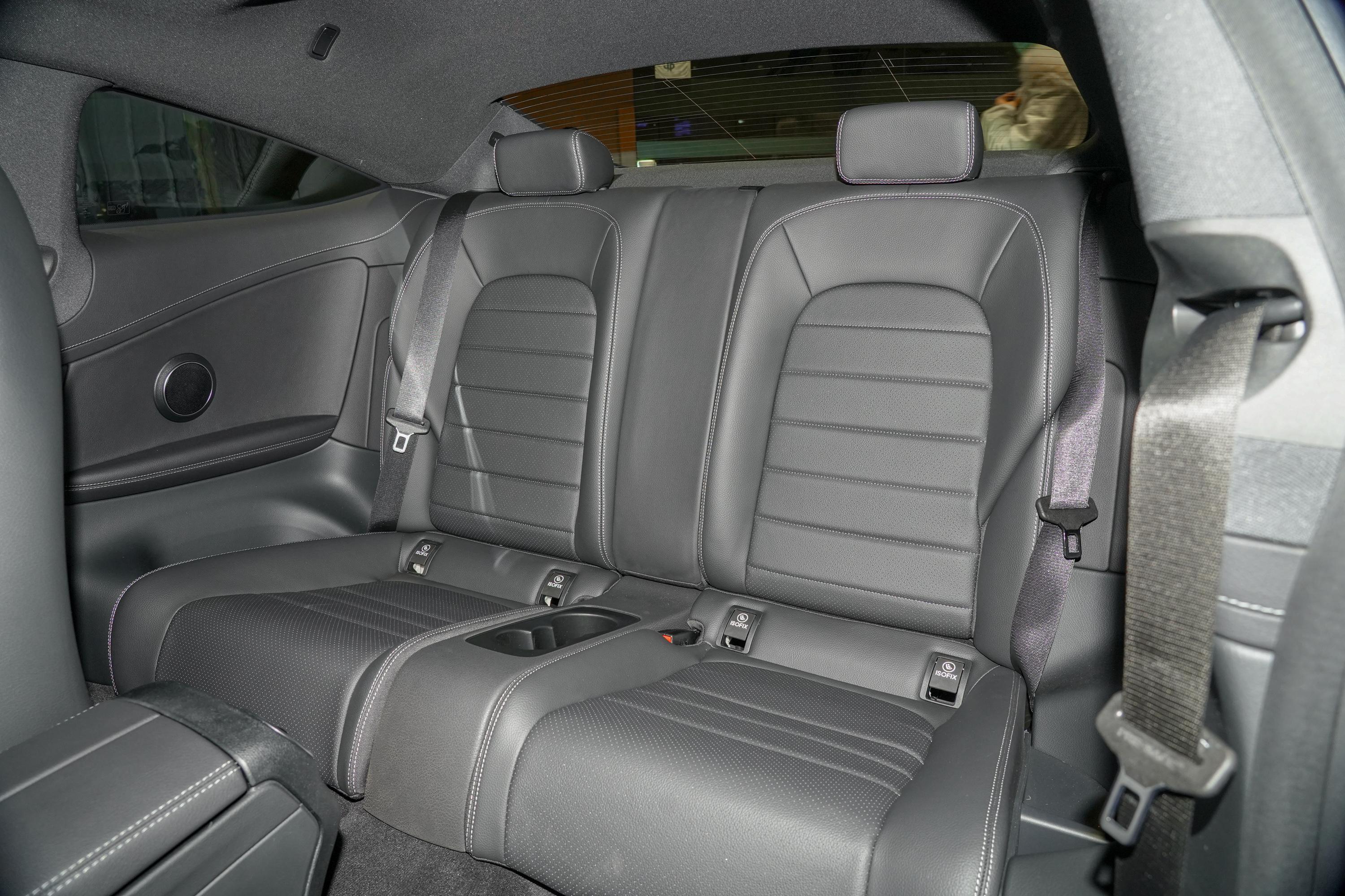 2021款 奔驰c级(进口) c 200 轿跑车空间