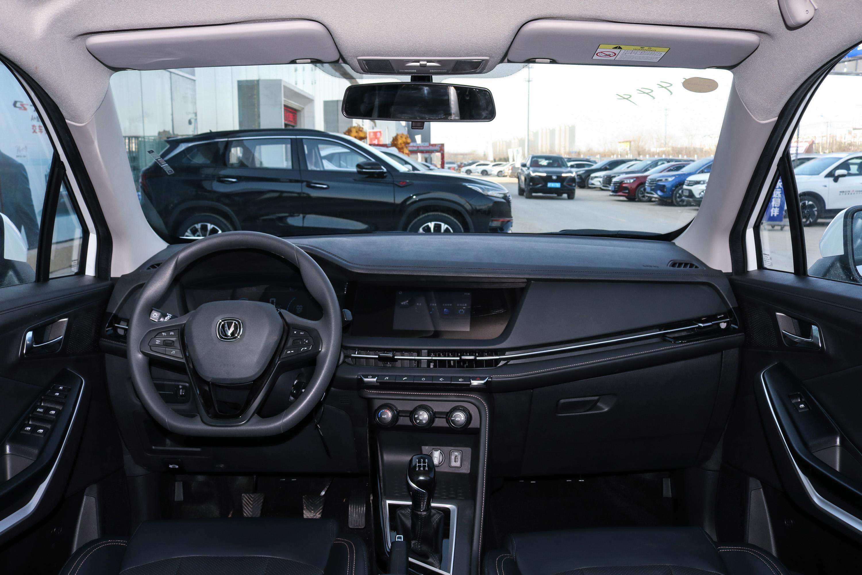 2021款 长安cs15 1.5l 手动 进取版内饰