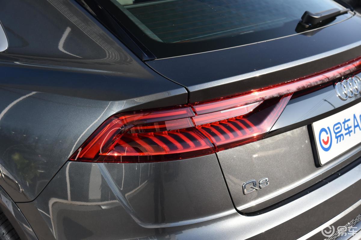 【奥迪q82021款55 tfsi quattro 豪华动感型尾灯侧45度俯拍汽车图片