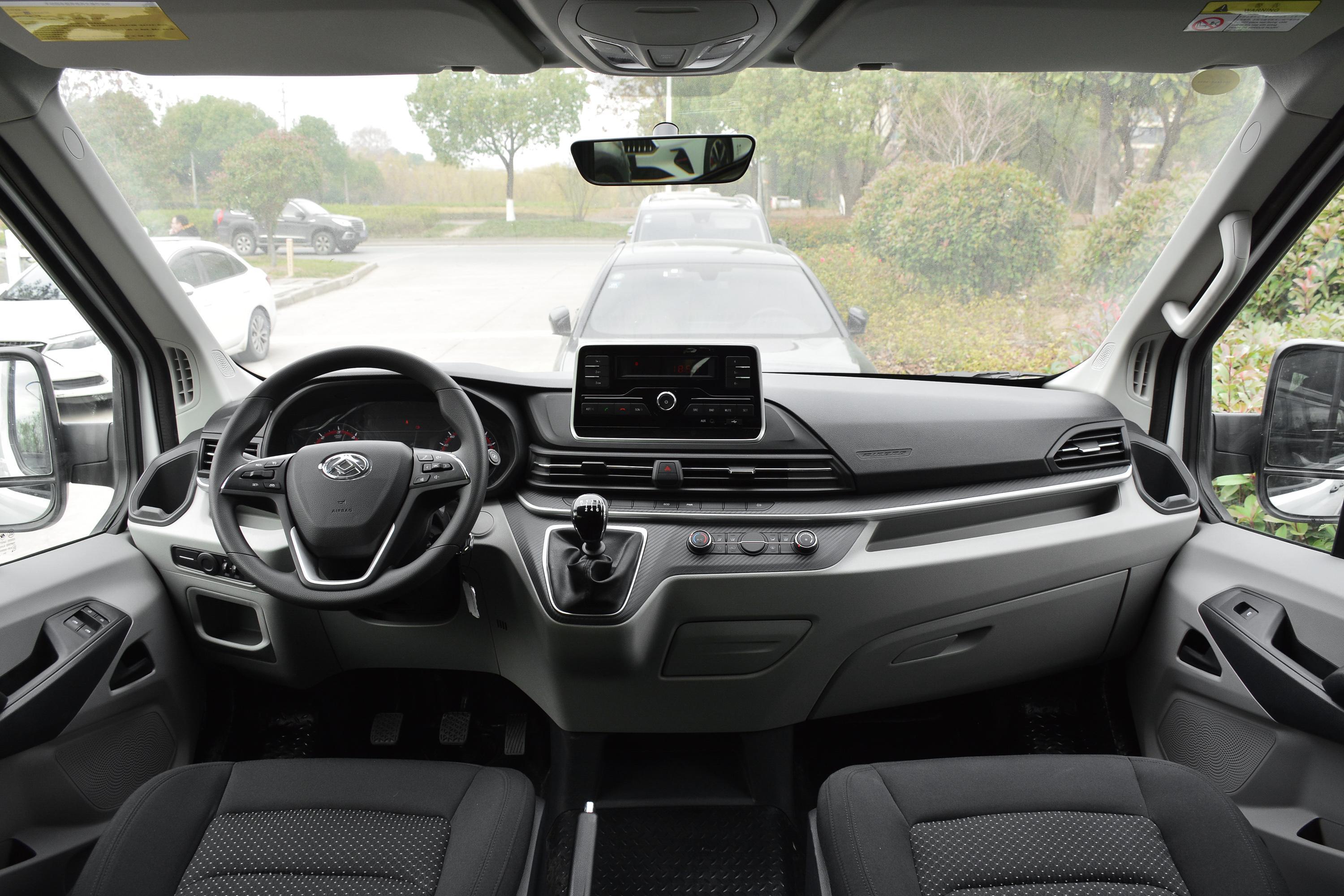 2020款 上汽大通maxus v90 运杰版 2.0t 手动 长轴高顶 7座内饰