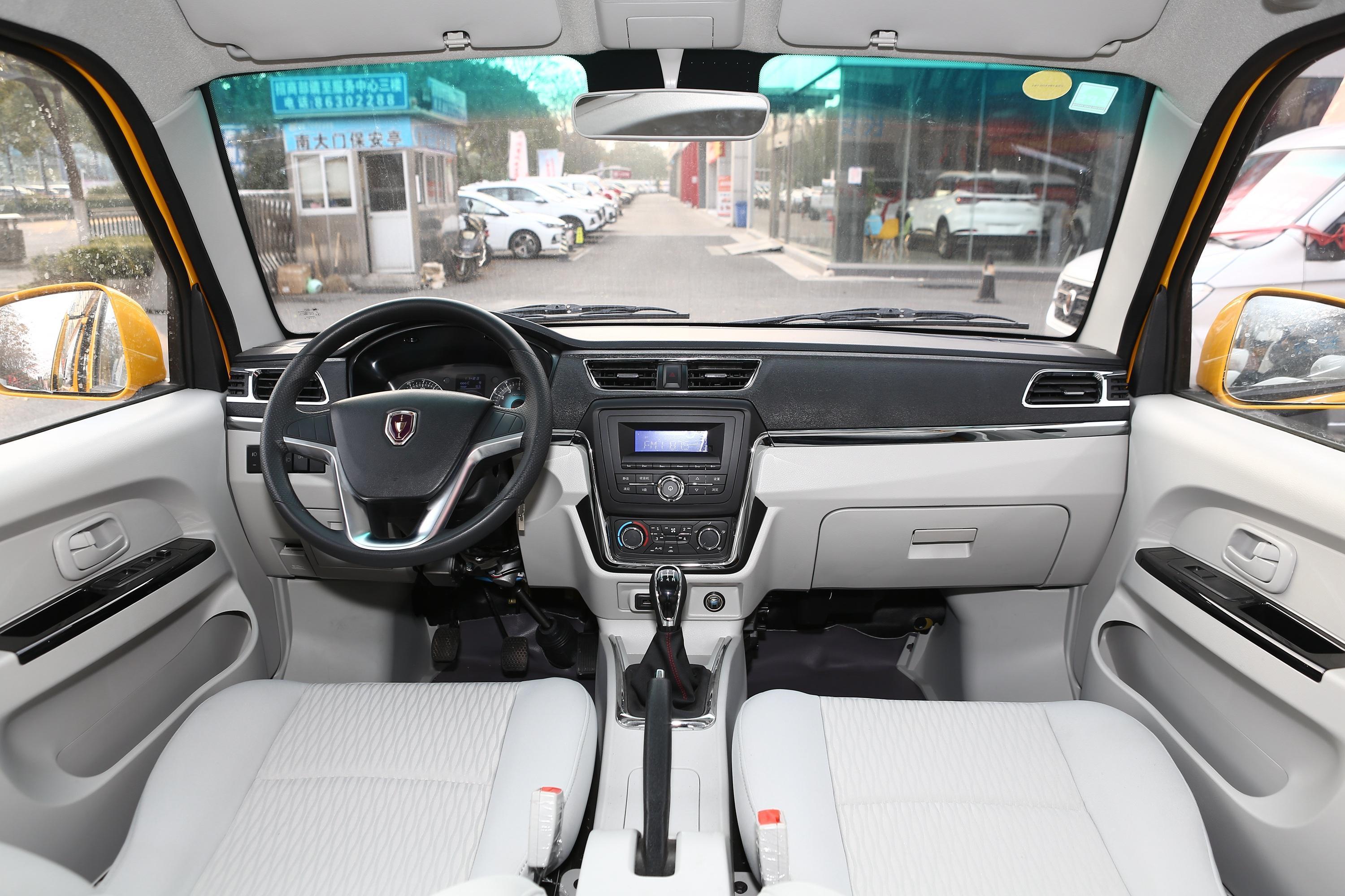 5l 手动 财富中央空调版 5/6/7座 国vi内饰