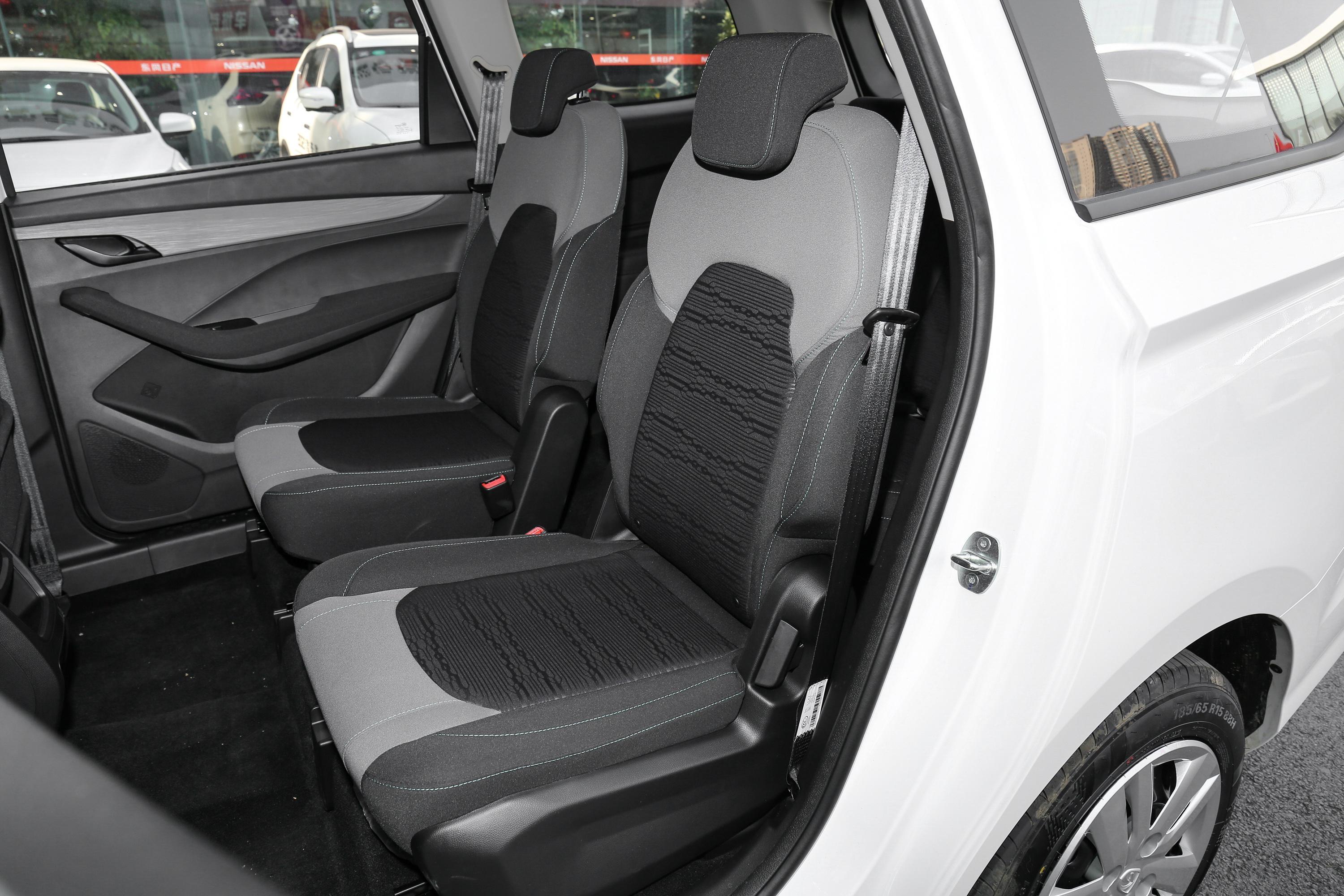 2021款 宝骏360 1.5l 手动 舒适型空间