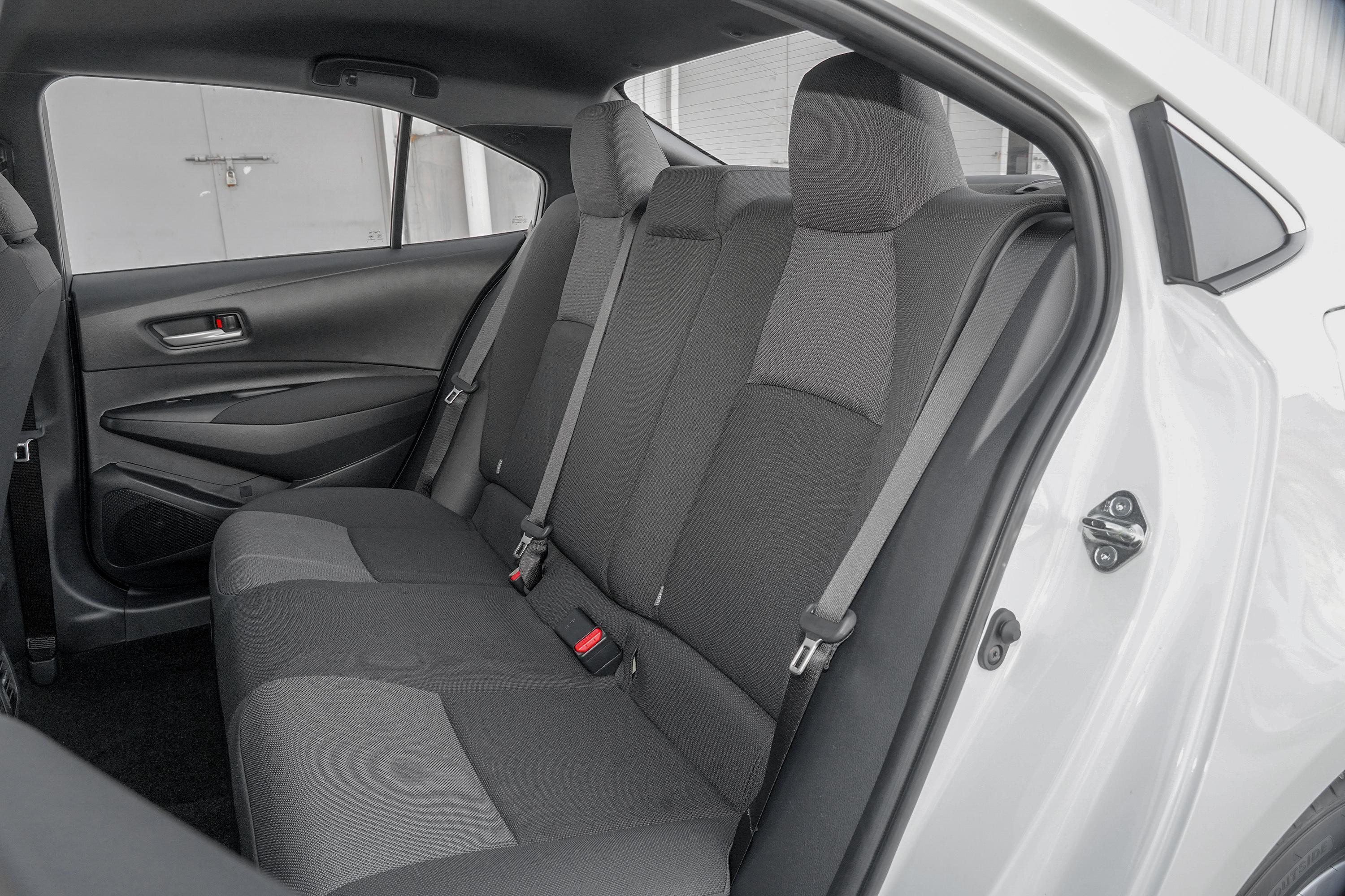 2021款 雷凌 双擎 1.8l e-cvt 领先版空间