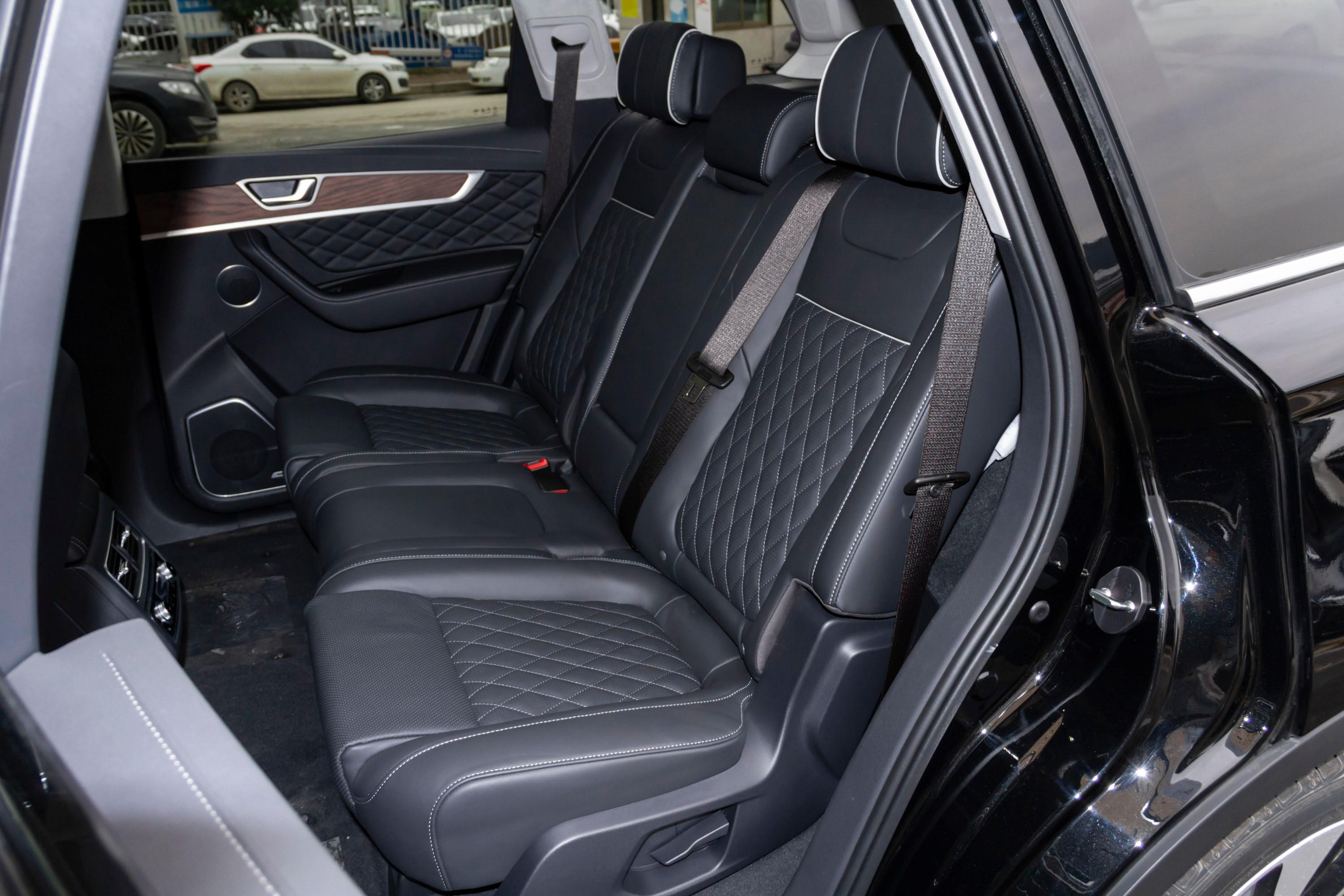 2021款红旗hs730t手自一体四驱智联旗畅版