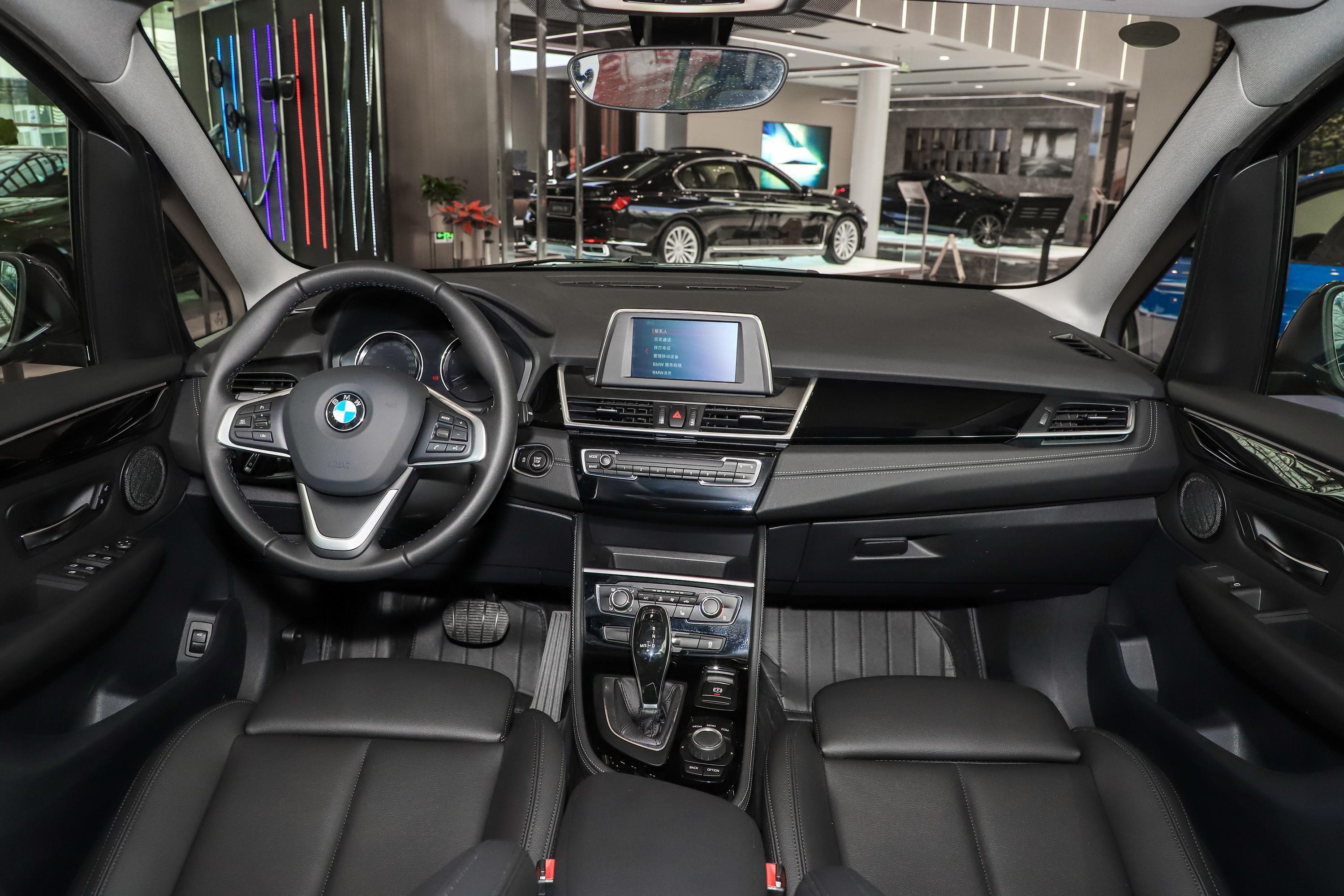 2019款 宝马2系多功能旅行车 220i 尊享型运动套装内饰