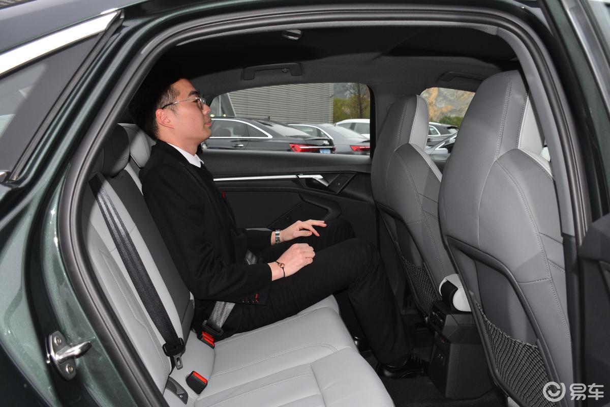 【奥迪a32021款a3l limousine 35 tfsi 豪华致雅型后排空间体验汽车