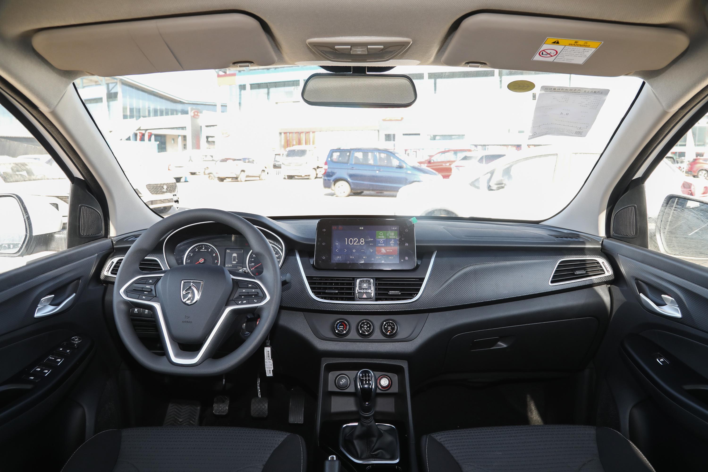 2021款 宝骏730 1.5t 手动 时尚型 7座 国vi内饰