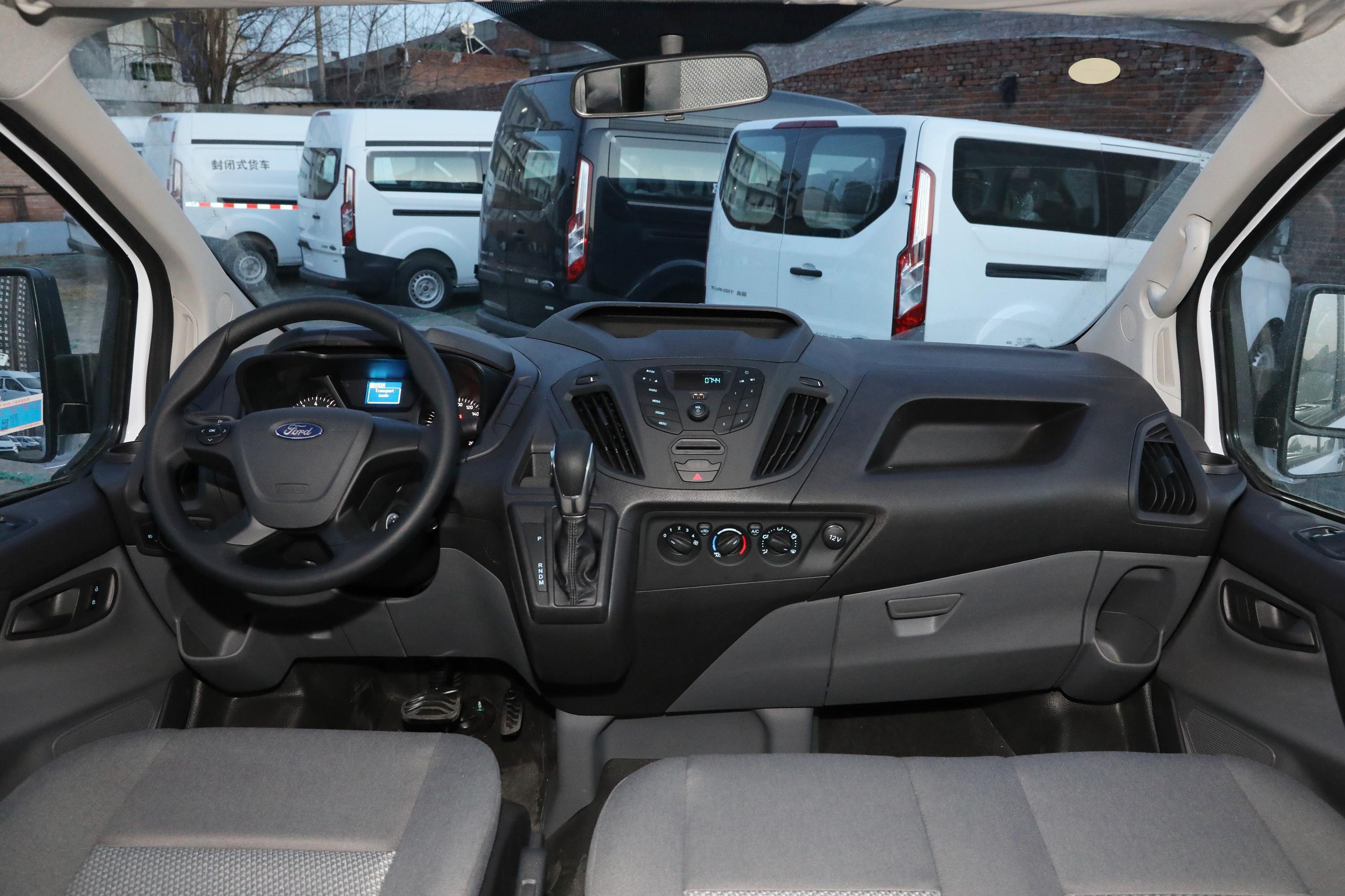 2019款 全顺 2.0t 手动 中轴中顶 多功能商用车 6座 汽油 国vi内饰