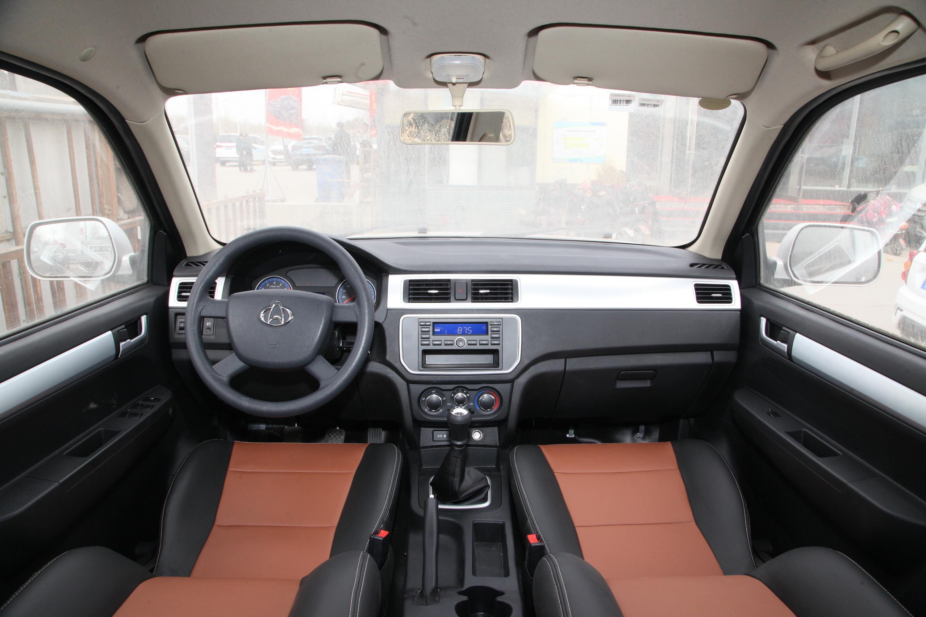 2020款 神骐f30 1.5l 手动 双排长轴 精英版 国vi内饰