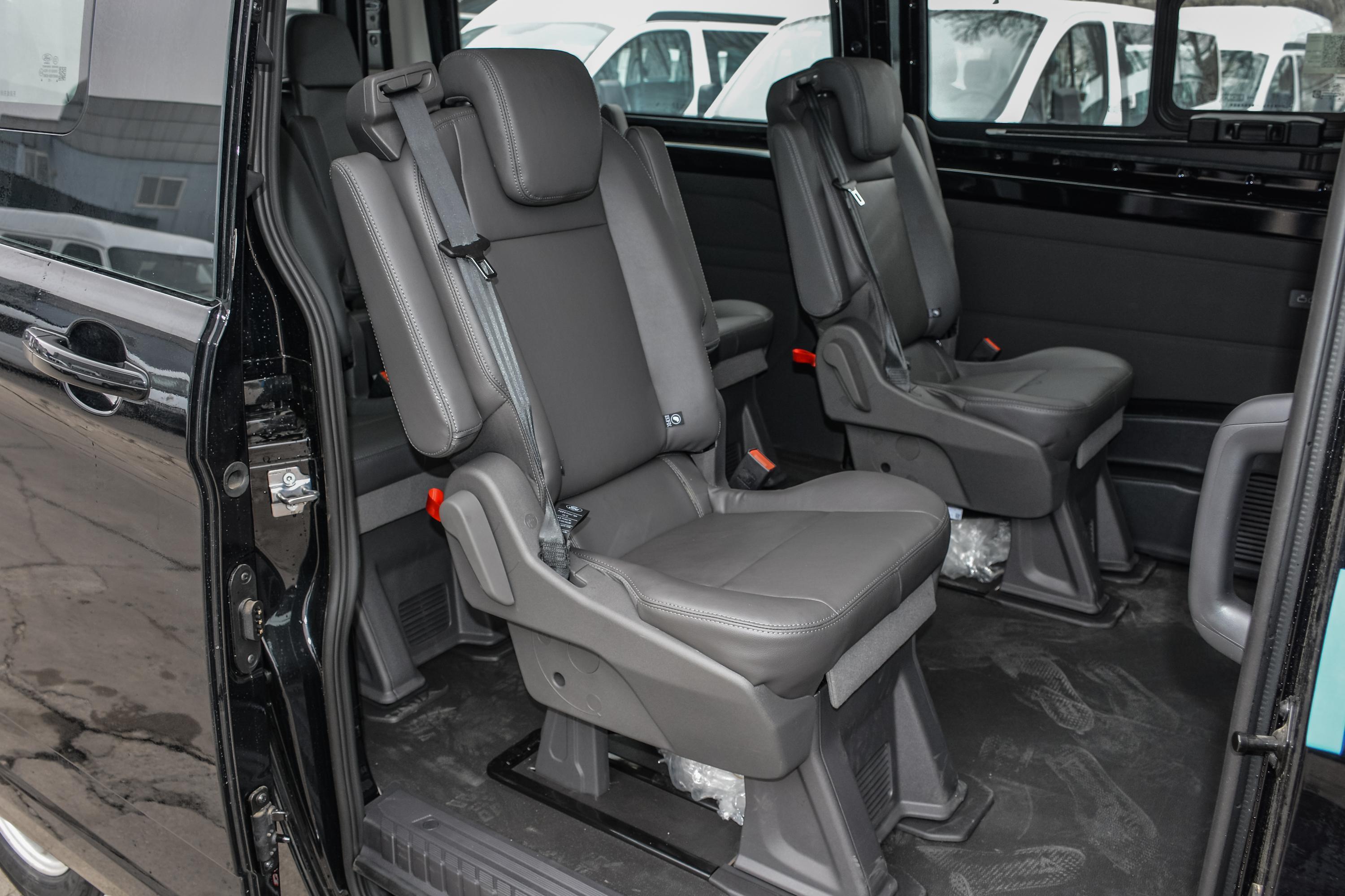 2019款全顺20t手自一体中轴中顶商旅型9座汽油国vi