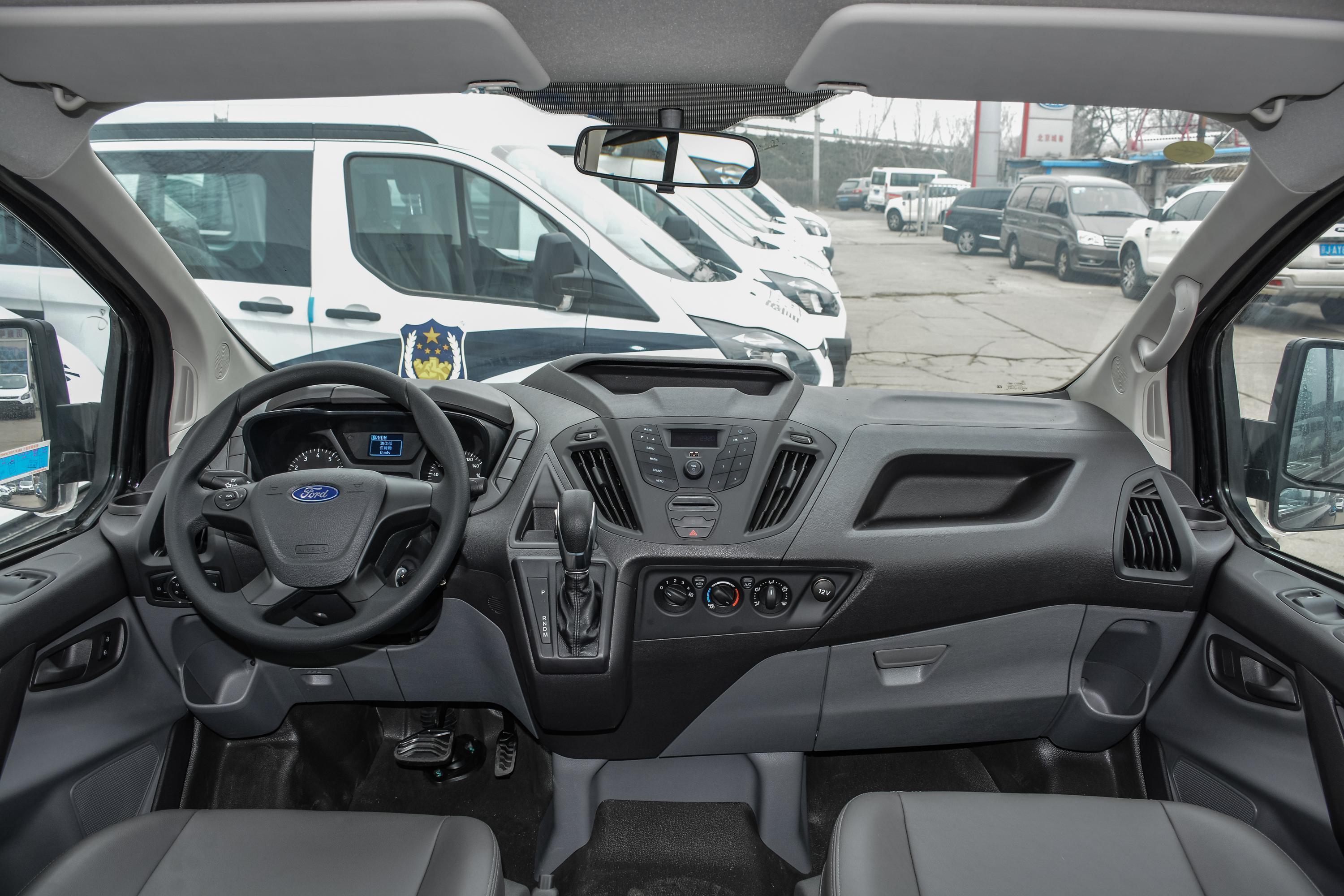 2019款 全顺 2.0t 手自一体 中轴中顶 商旅型 9座 汽油 国vi内饰