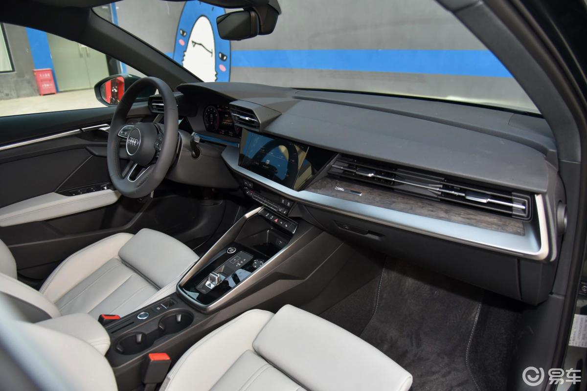 【奥迪a32021款a3l limousine 35 tfsi 豪华致雅型内饰全景副驾驶员