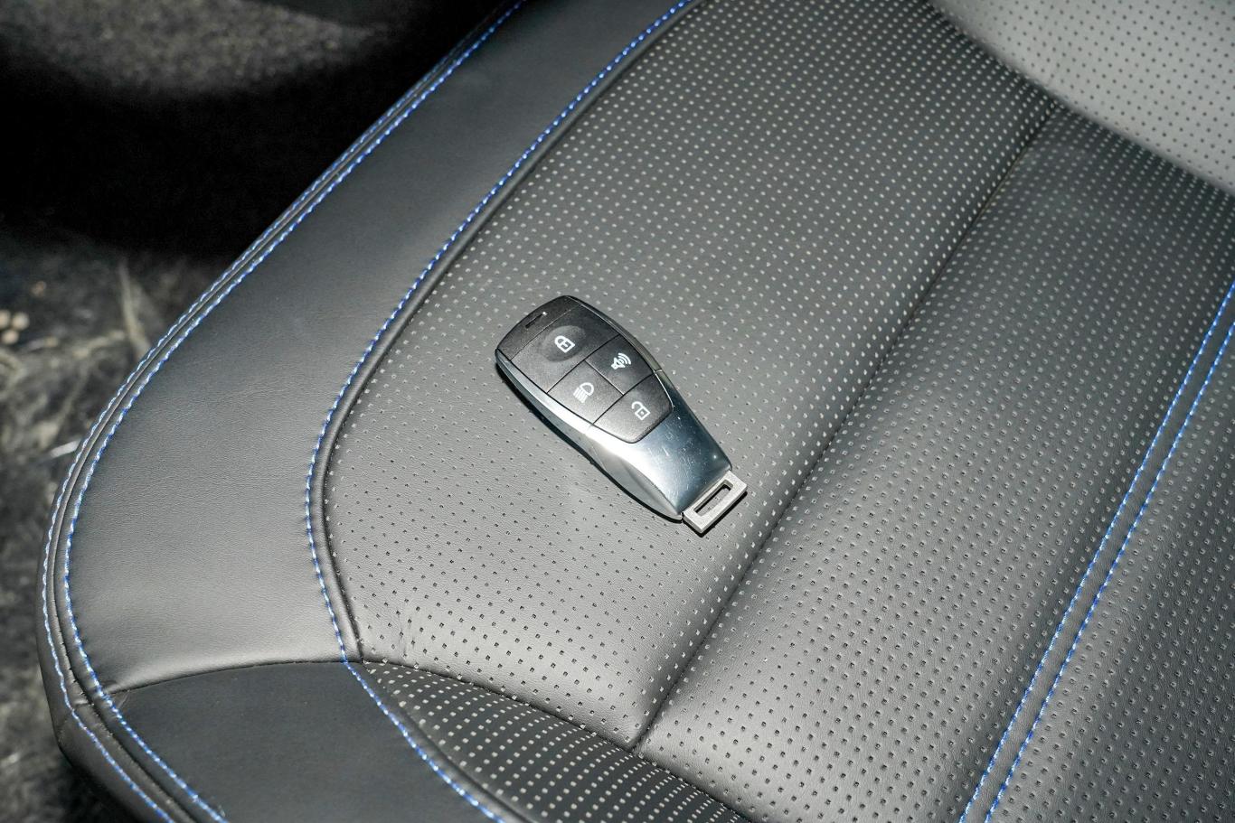 北京bj40刀锋英雄版 2.0t 自动四驱侠客版(前后电控锁) 柴油钥匙正面