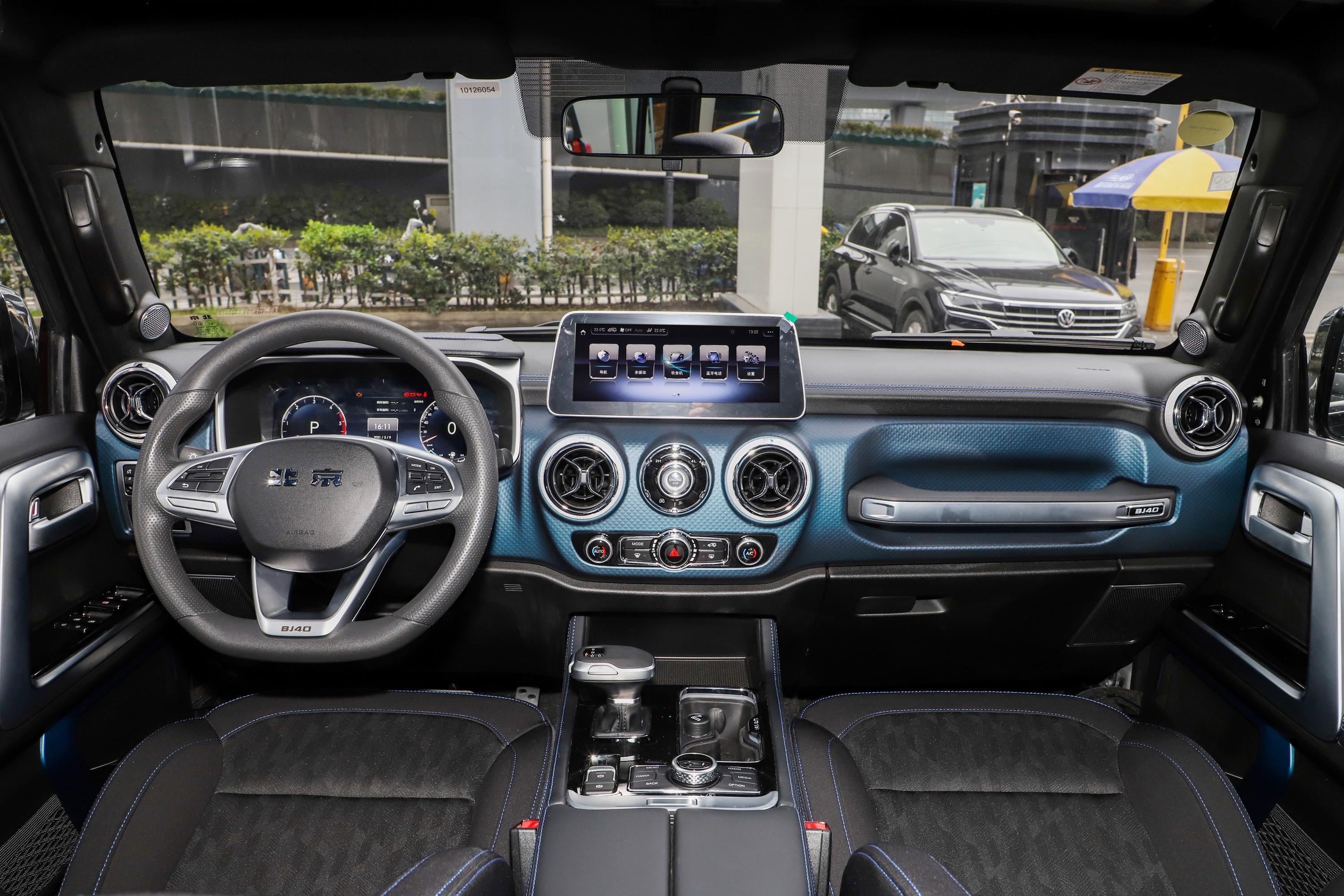 2021款 北京bj40 刀锋英雄版 2.0d 手自一体 四驱 先锋版 柴油内饰